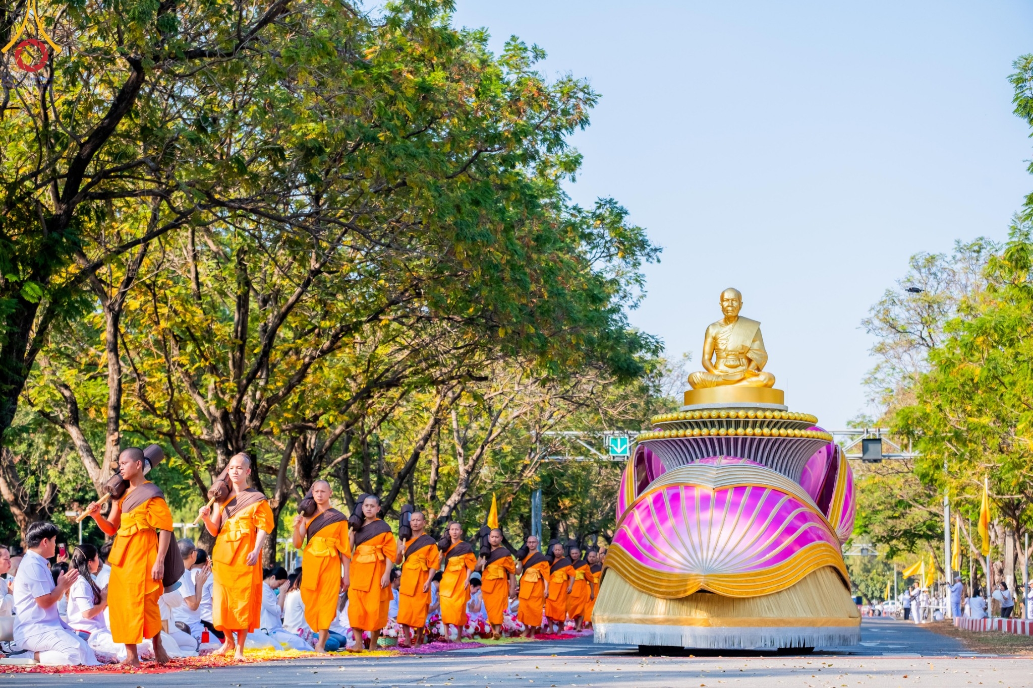 สาธุชนต้อนรับพระธรรมยาตรา ในโครงการธรรมยาตราปีที่ 13 ณ วัดพระธรรมกาย