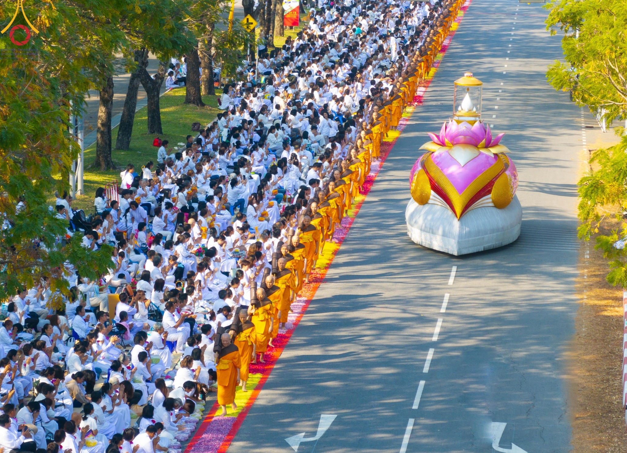 สาธุชนต้อนรับพระธรรมยาตรา ในโครงการธรรมยาตราปีที่ 13 ณ วัดพระธรรมกาย