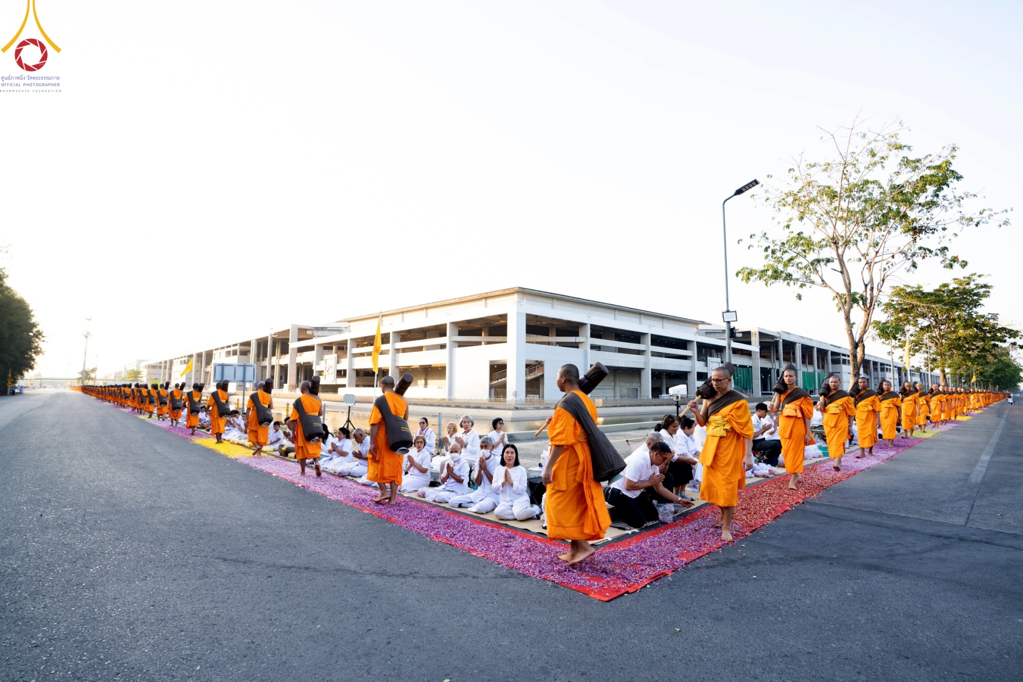 สาธุชนต้อนรับพระธรรมยาตรา ในโครงการธรรมยาตราปีที่ 13 ณ วัดพระธรรมกาย