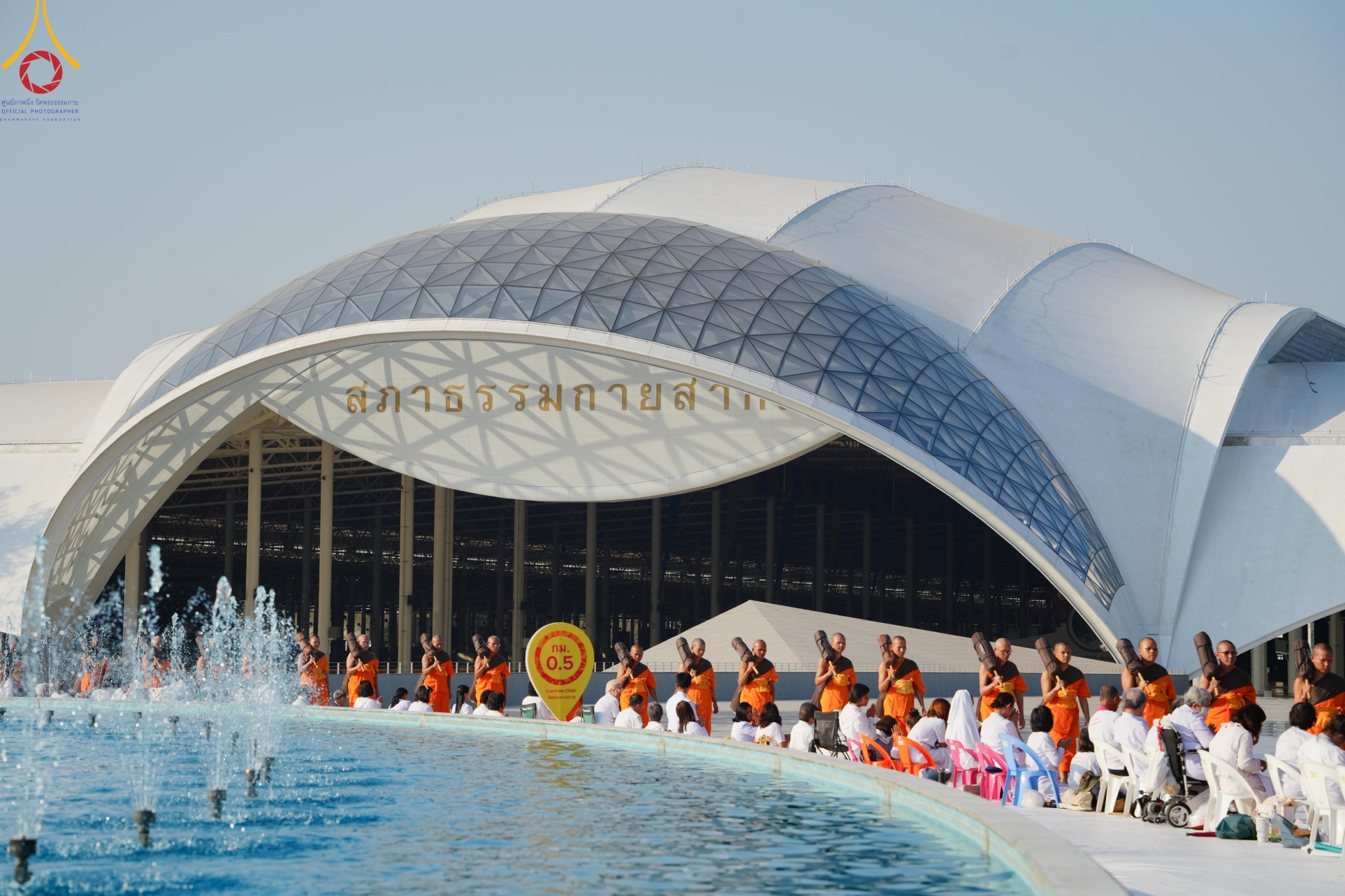 สาธุชนต้อนรับพระธรรมยาตรา ในโครงการธรรมยาตราปีที่ 13 ณ วัดพระธรรมกาย