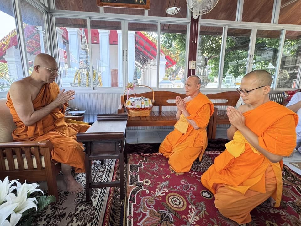 ที่ปรึกษาเจ้าคณะภาค 1 รับถวายสักการะเนื่องในเทศกาลวันขึ้นปีใหม่ จากเจ้าอาวาสวัดพระธรรมกาย