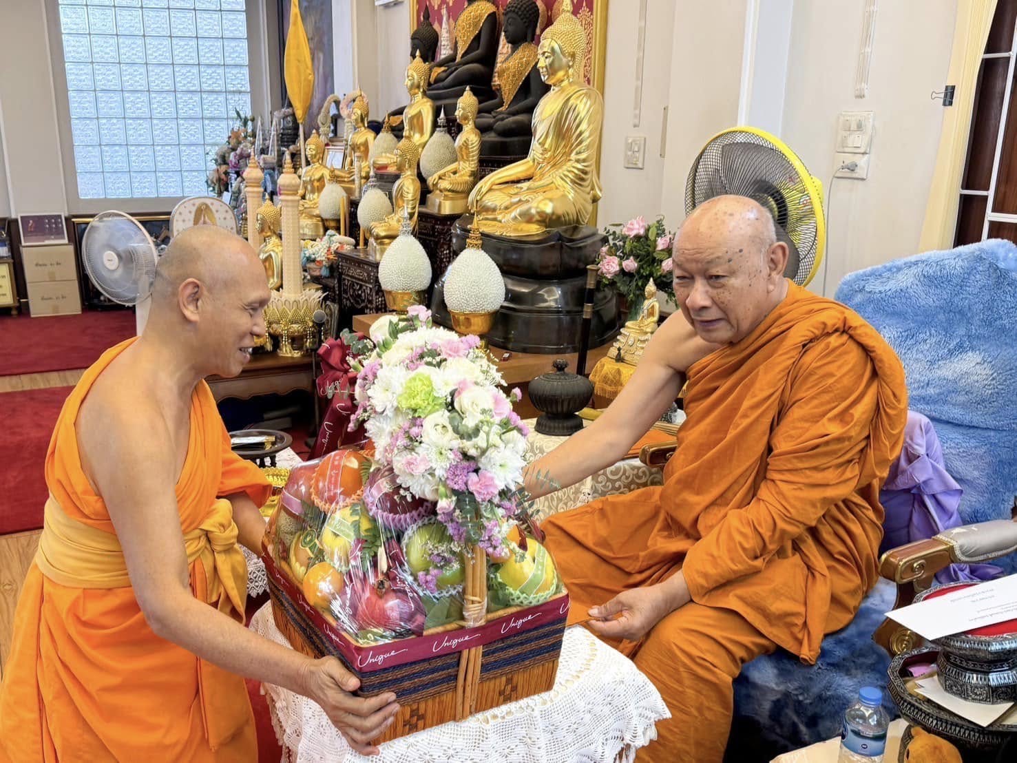 ที่ปรึกษาเจ้าคณะภาค 1 รับถวายสักการะเนื่องในเทศกาลวันขึ้นปีใหม่ จากเจ้าอาวาสวัดพระธรรมกาย