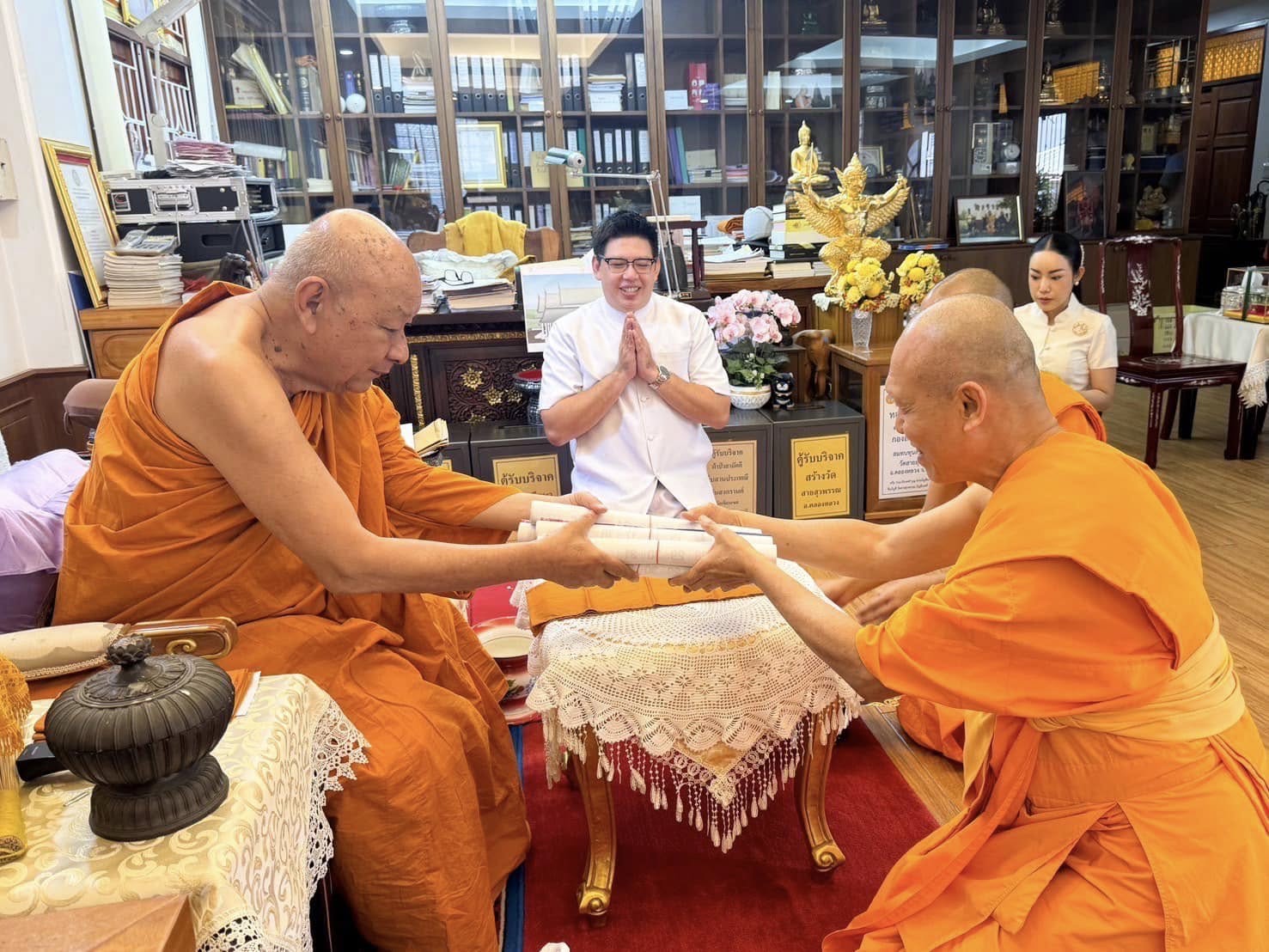 ที่ปรึกษาเจ้าคณะภาค 1 รับถวายสักการะเนื่องในเทศกาลวันขึ้นปีใหม่ จากเจ้าอาวาสวัดพระธรรมกาย