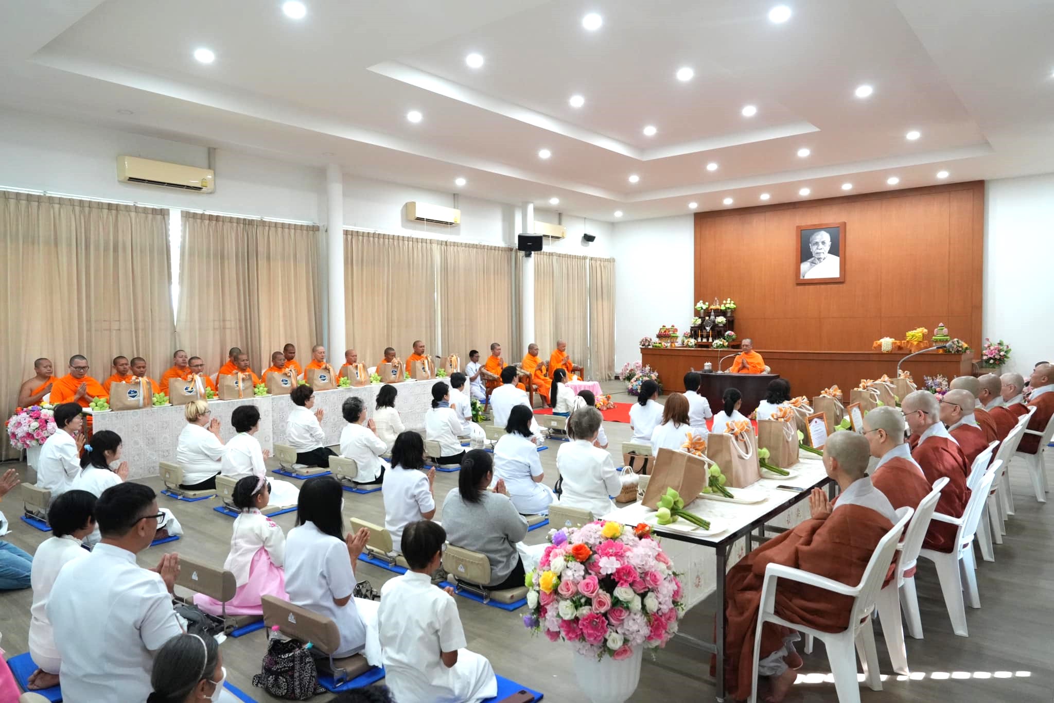 พิธีมอบประกาศเกียรติคุณ และพิธีถวายสังฆทาน เชื่อมสัมพันธ์ไทย-เกาหลี