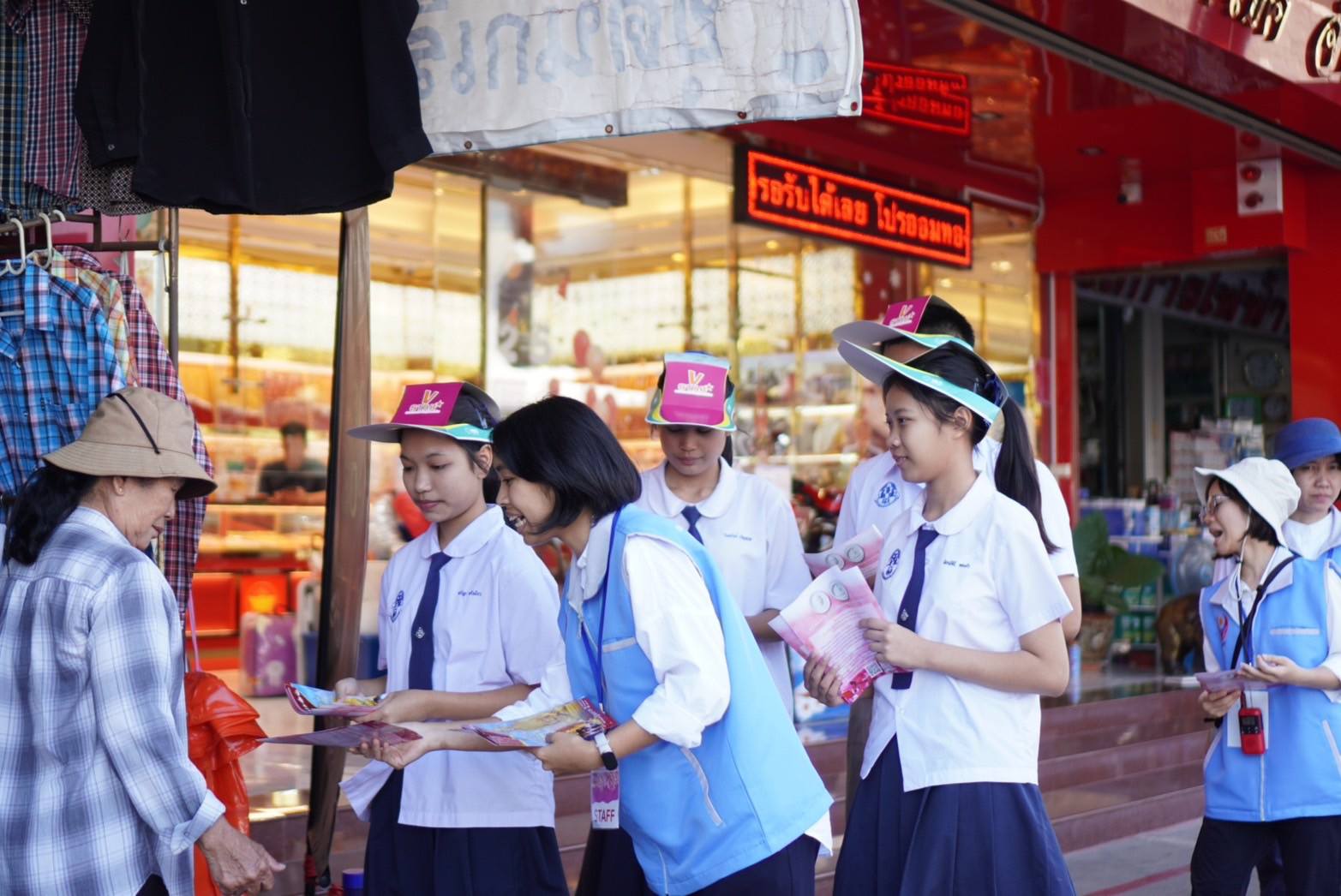 V-Marching Band ประชาสัมพันธ์แจ้งข่าวธรรมยาตรา ปีที่ 13 ณ ตลาดบางลี่ จ.สุพรรณบุรี