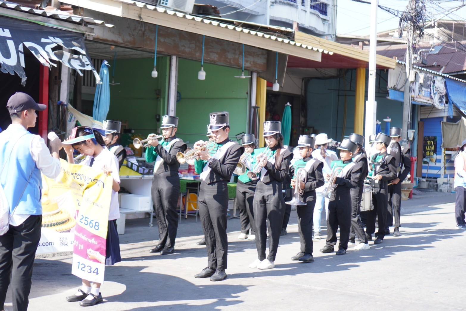 V-Marching Band ประชาสัมพันธ์แจ้งข่าวธรรมยาตรา ปีที่ 13 ณ ตลาดบางลี่ จ.สุพรรณบุรี