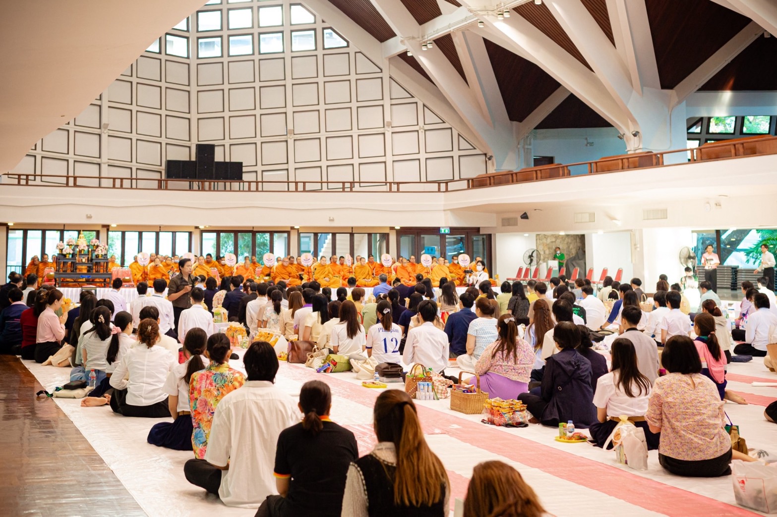 จุฬาลงกรณ์มหาวิทยาลัย ตักบาตรพระ 108 รูป ต้อนรับปีใหม่ จุฬาฯ