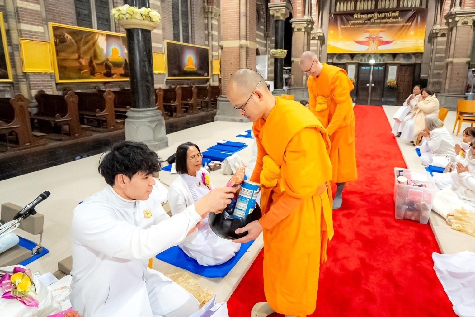 วัดพระธรรมกายเนเธอร์แลนด์ จัดพิธีบูชาข้าวพระ