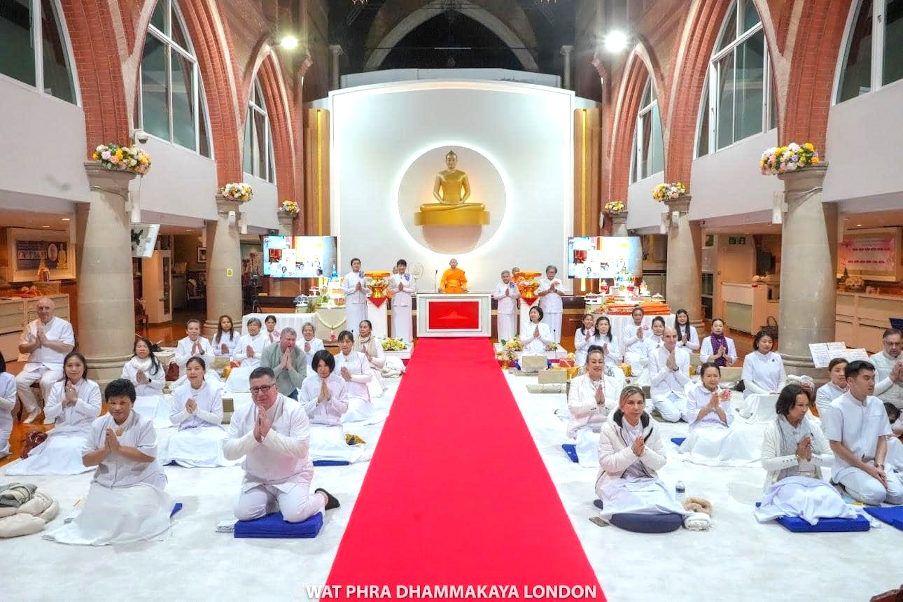 วัดพระธรรมกายลอนดอน จัดสวดมนต์ข้ามปี-พิธีบูชาข้าวพระ