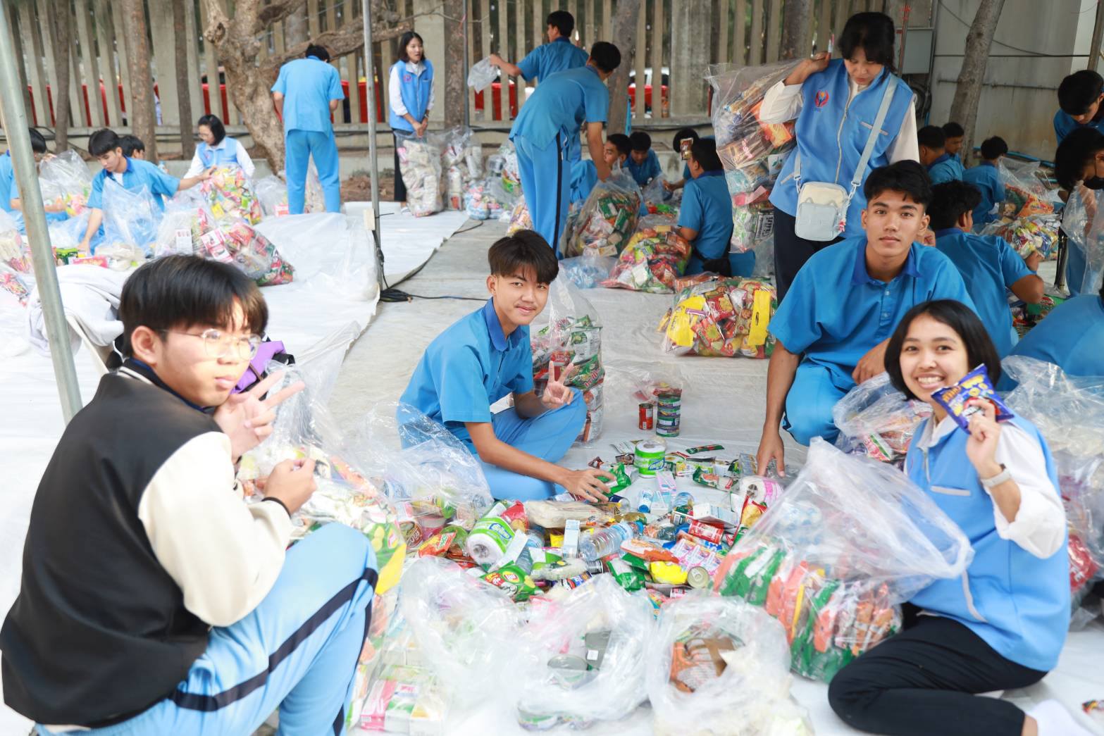 อาสาสมัครนักเรียนร่วมใจรับบุญแยกอาหารตักบาตร ในโครงการธรรมยาตรา ปีที่ 13