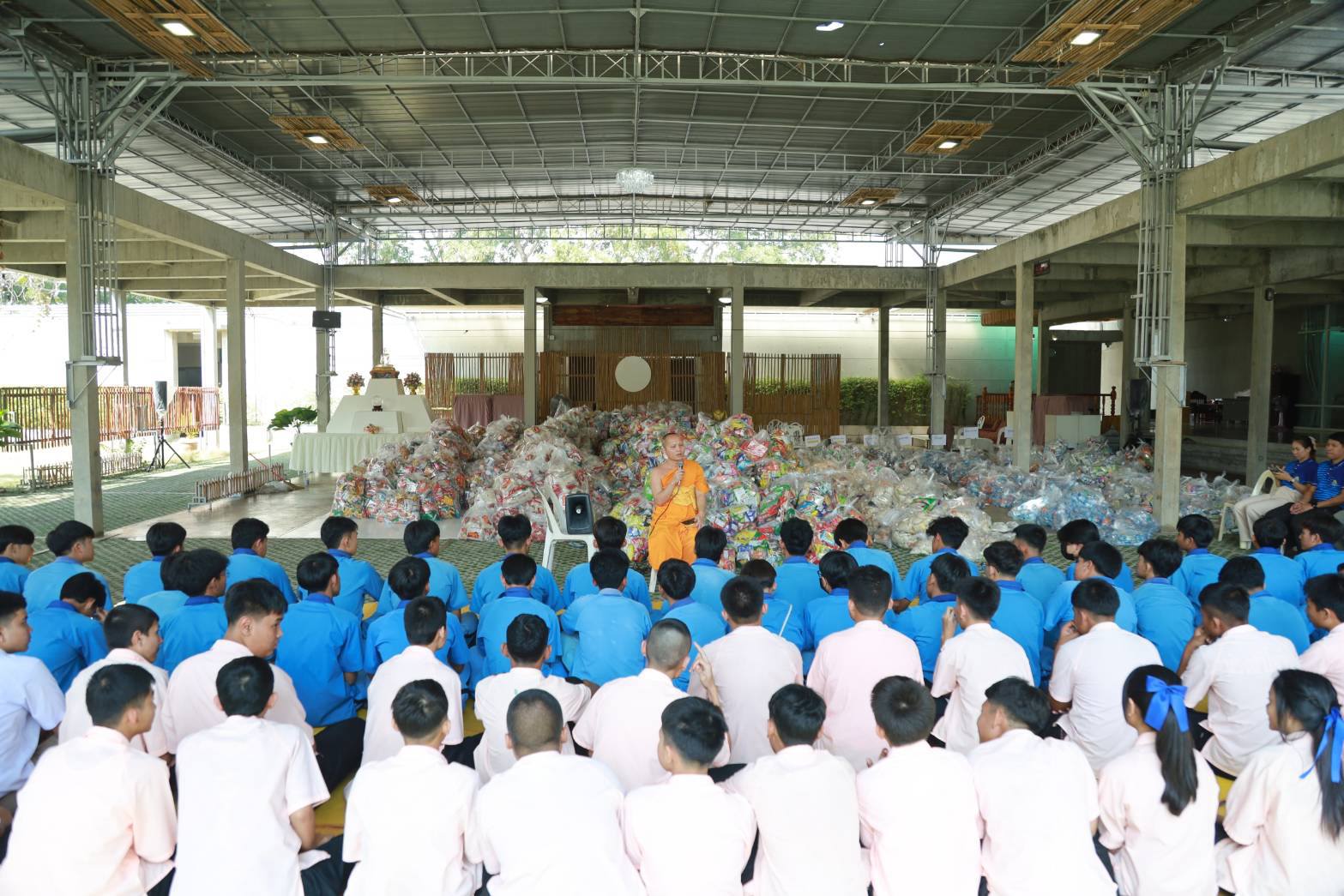 อาสาสมัครนักเรียนร่วมใจรับบุญแยกอาหารตักบาตร ในโครงการธรรมยาตรา ปีที่ 13