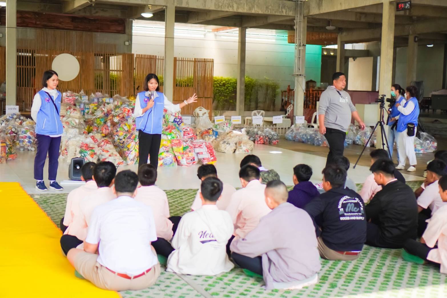 อาสาสมัครนักเรียนร่วมใจรับบุญแยกอาหารตักบาตร ในโครงการธรรมยาตรา ปีที่ 13