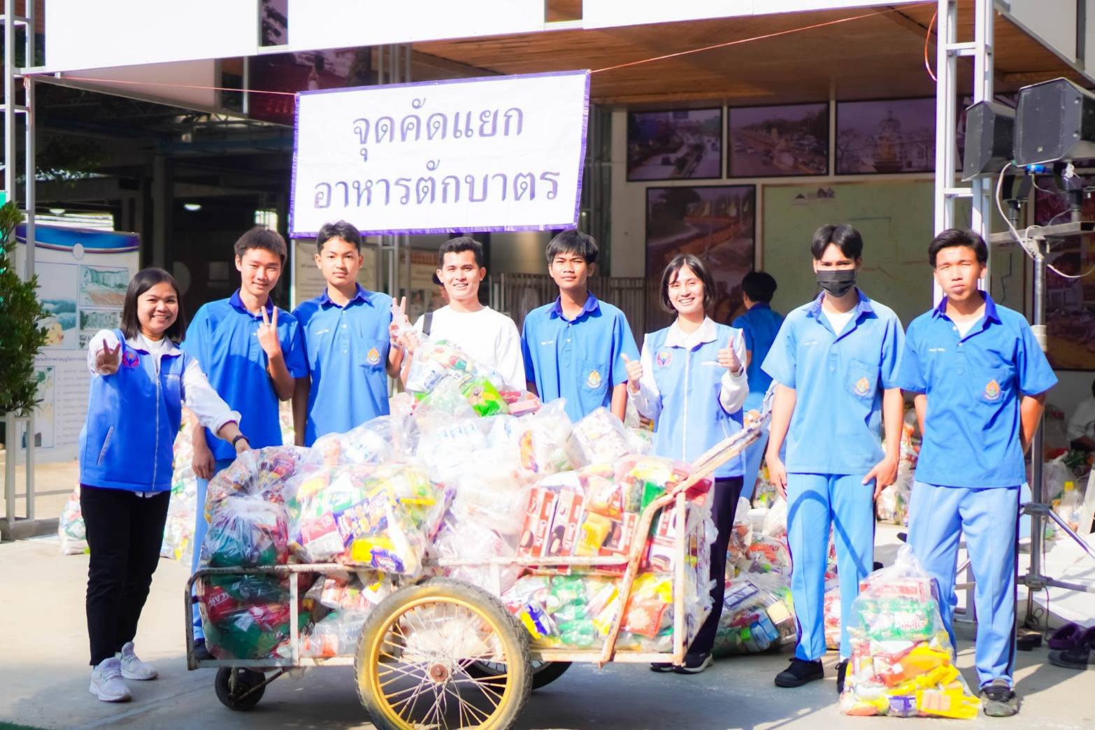อาสาสมัครนักเรียนร่วมใจรับบุญแยกอาหารตักบาตร ในโครงการธรรมยาตรา ปีที่ 13
