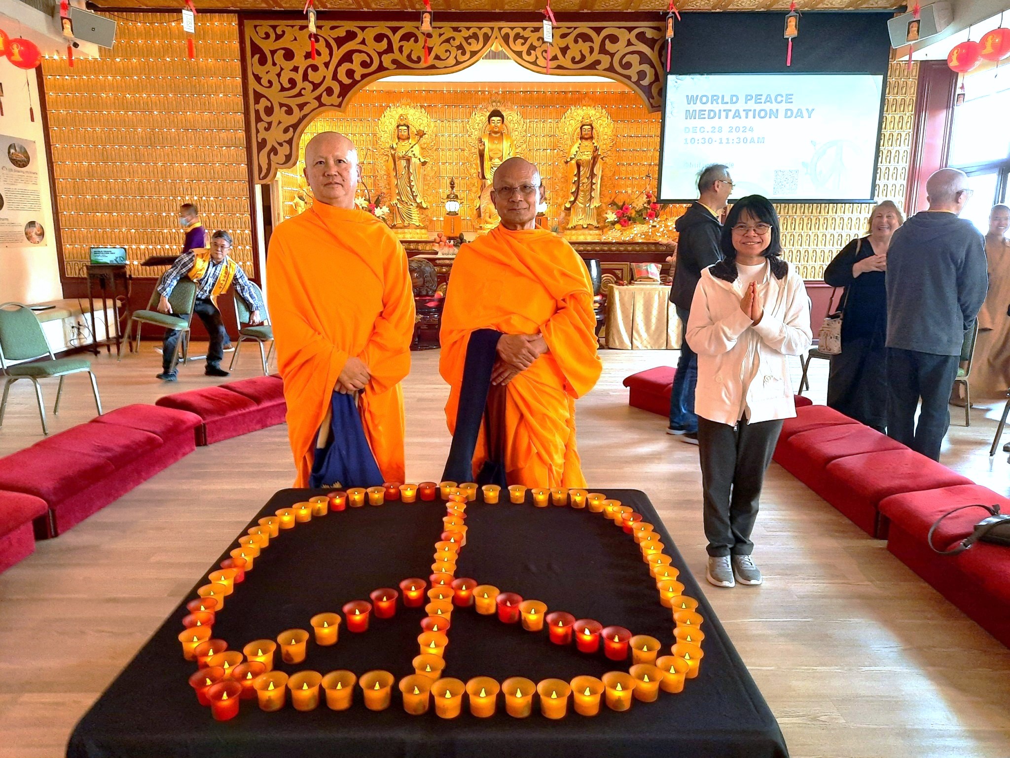 คณะสงฆ์วัดภาวนาซานดิเอโก ร่วมกิจกรรมนั่งสมาธิเพื่อความสงบสุขของโลก