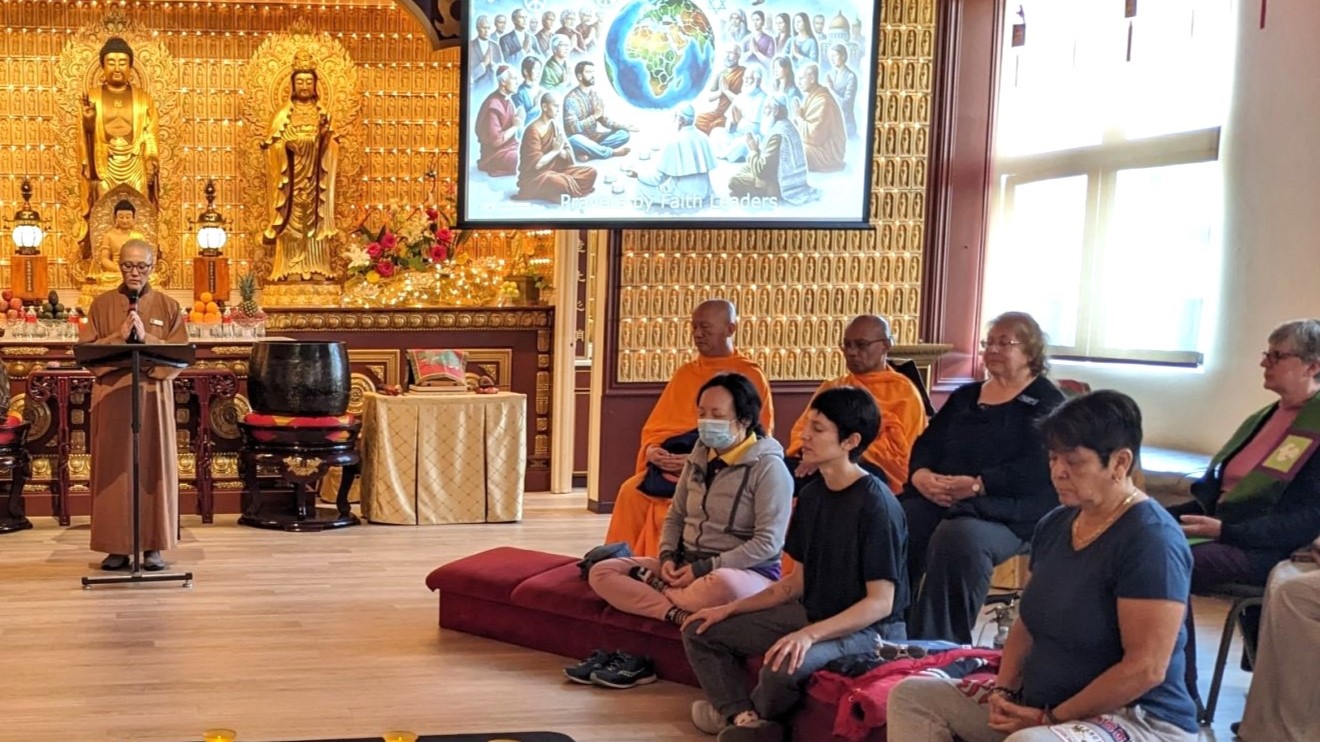 คณะสงฆ์วัดภาวนาซานดิเอโก ร่วมกิจกรรมนั่งสมาธิเพื่อความสงบสุขของโลก