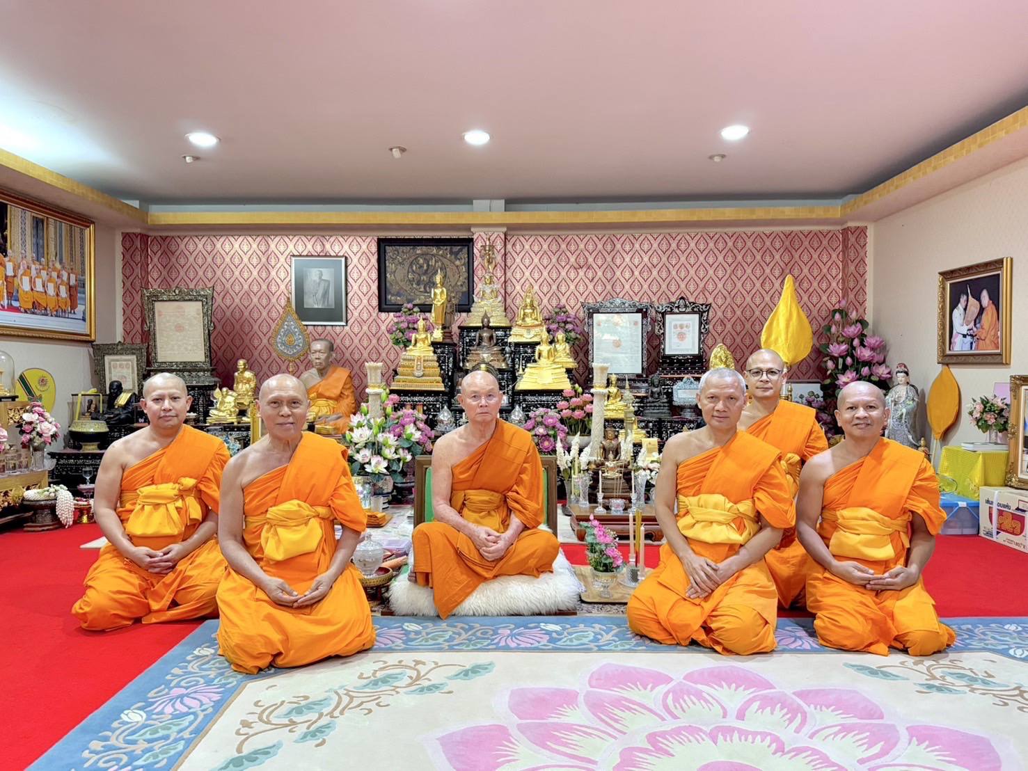 เจ้าอาวาสวัดพระธรรมกายถวายสักการะเจ้าคณะรอง เนื่องในเทศกาลวันขึ้นปีใหม่