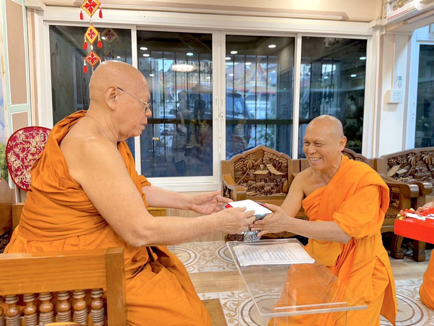 เจ้าอาวาสวัดพระธรรมกายถวายสักการะเจ้าคณะรอง เนื่องในเทศกาลวันขึ้นปีใหม่