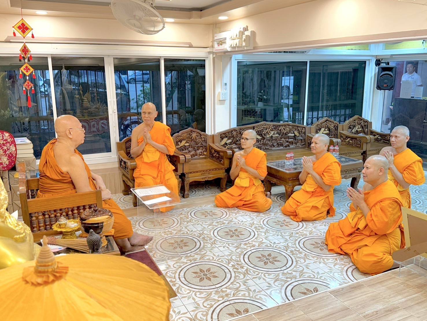 เจ้าอาวาสวัดพระธรรมกายถวายสักการะเจ้าคณะรอง เนื่องในเทศกาลวันขึ้นปีใหม่