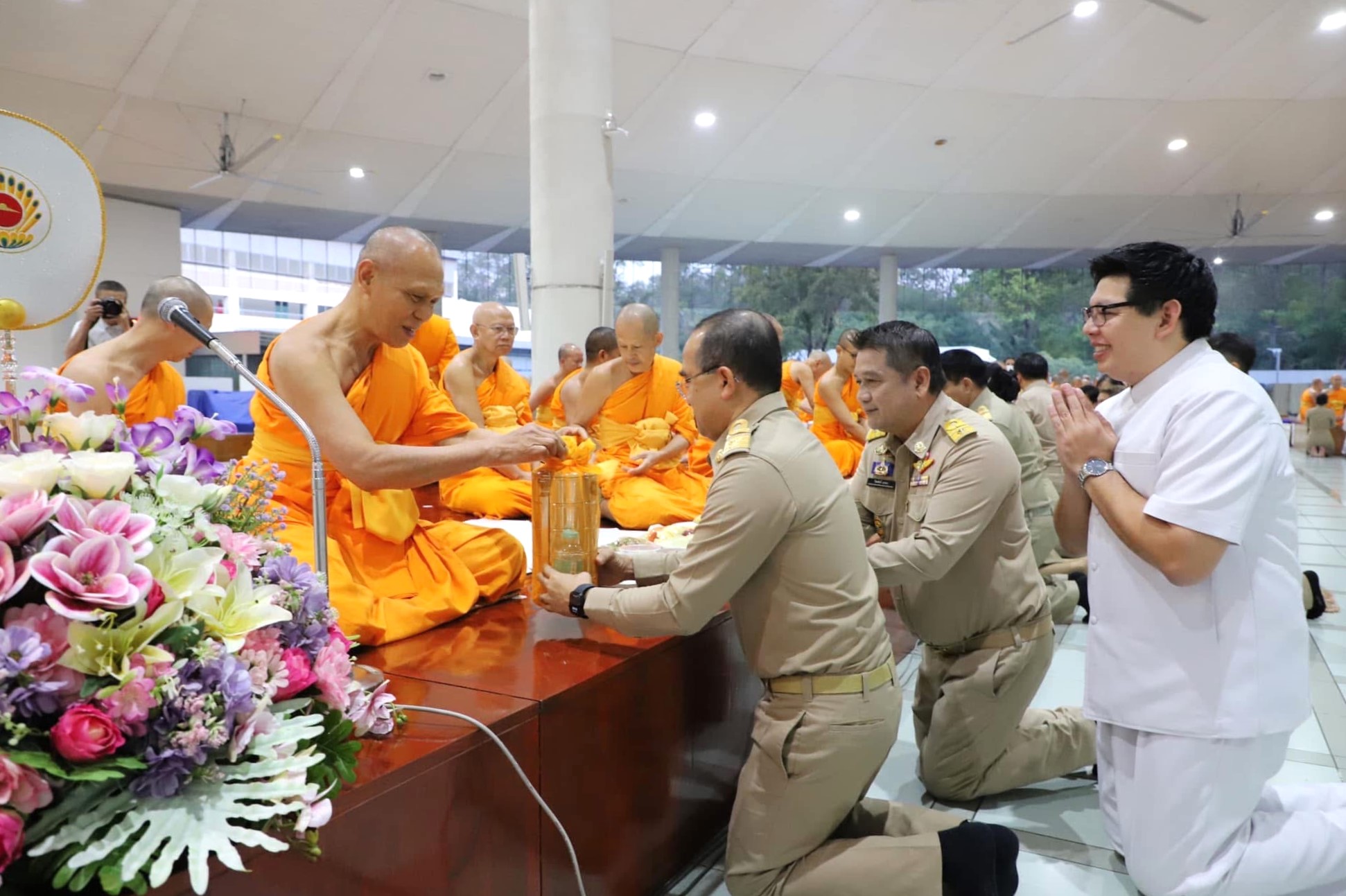 ผู้ว่าฯ สมคิด พาหัวหน้าส่วนราชการ หิ้วปิ่นโตเข้าวัด รักษาศีล 5 น้อมนำหลักธรรมสู่ชีวิต