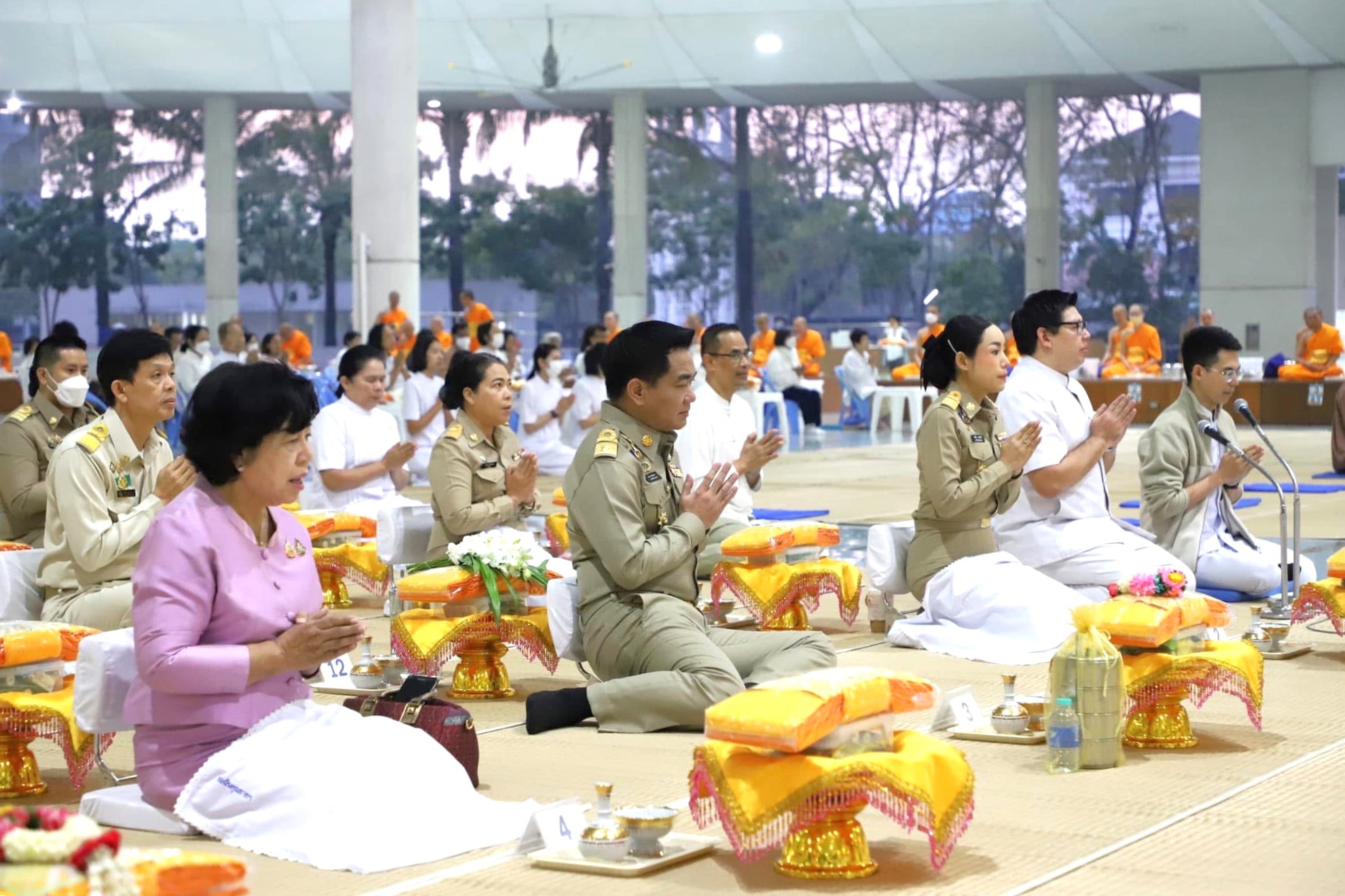 ผู้ว่าฯ สมคิด พาหัวหน้าส่วนราชการ หิ้วปิ่นโตเข้าวัด รักษาศีล 5 น้อมนำหลักธรรมสู่ชีวิต