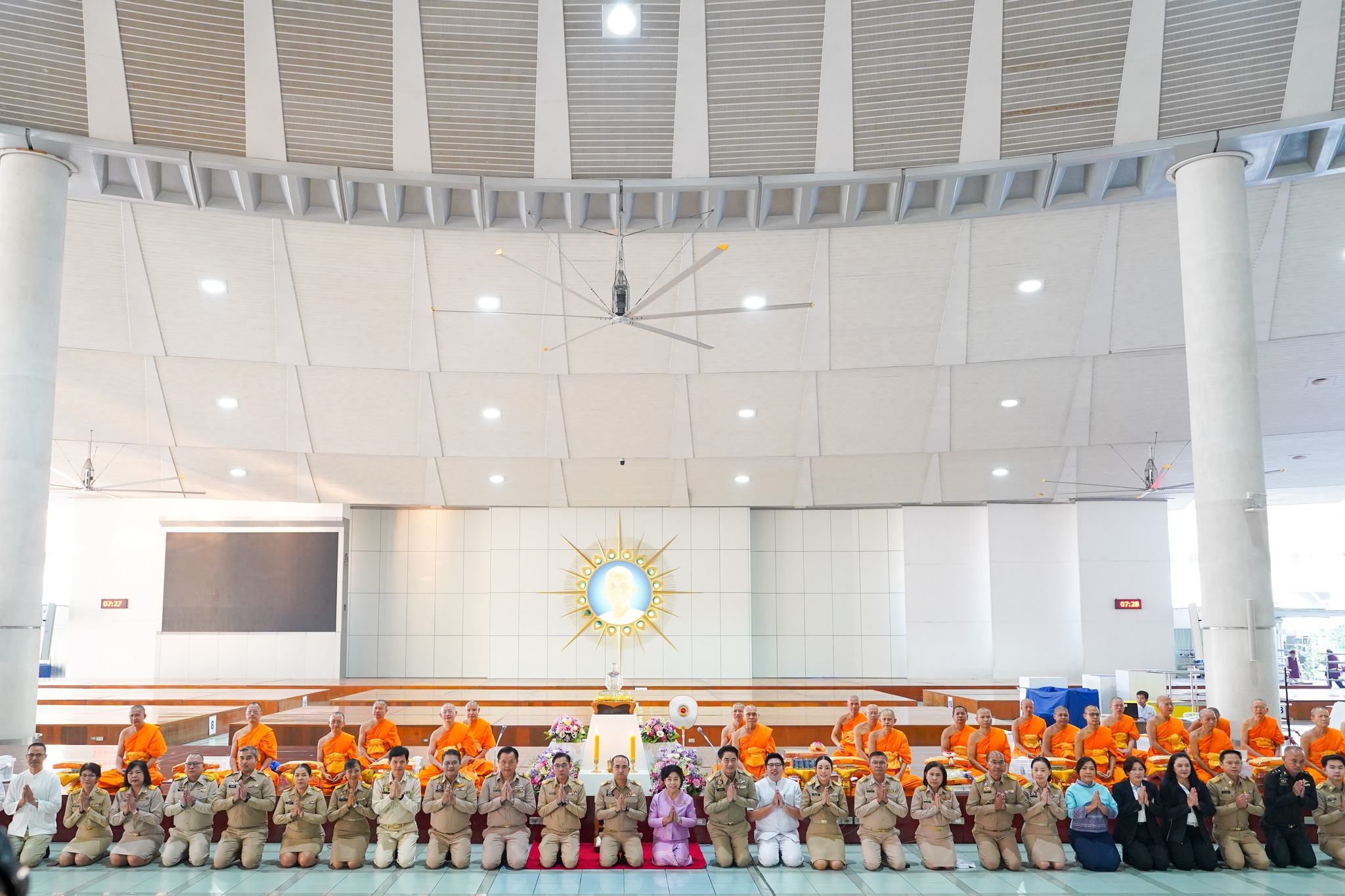 ผู้ว่าฯ สมคิด พาหัวหน้าส่วนราชการ หิ้วปิ่นโตเข้าวัด รักษาศีล 5 น้อมนำหลักธรรมสู่ชีวิต