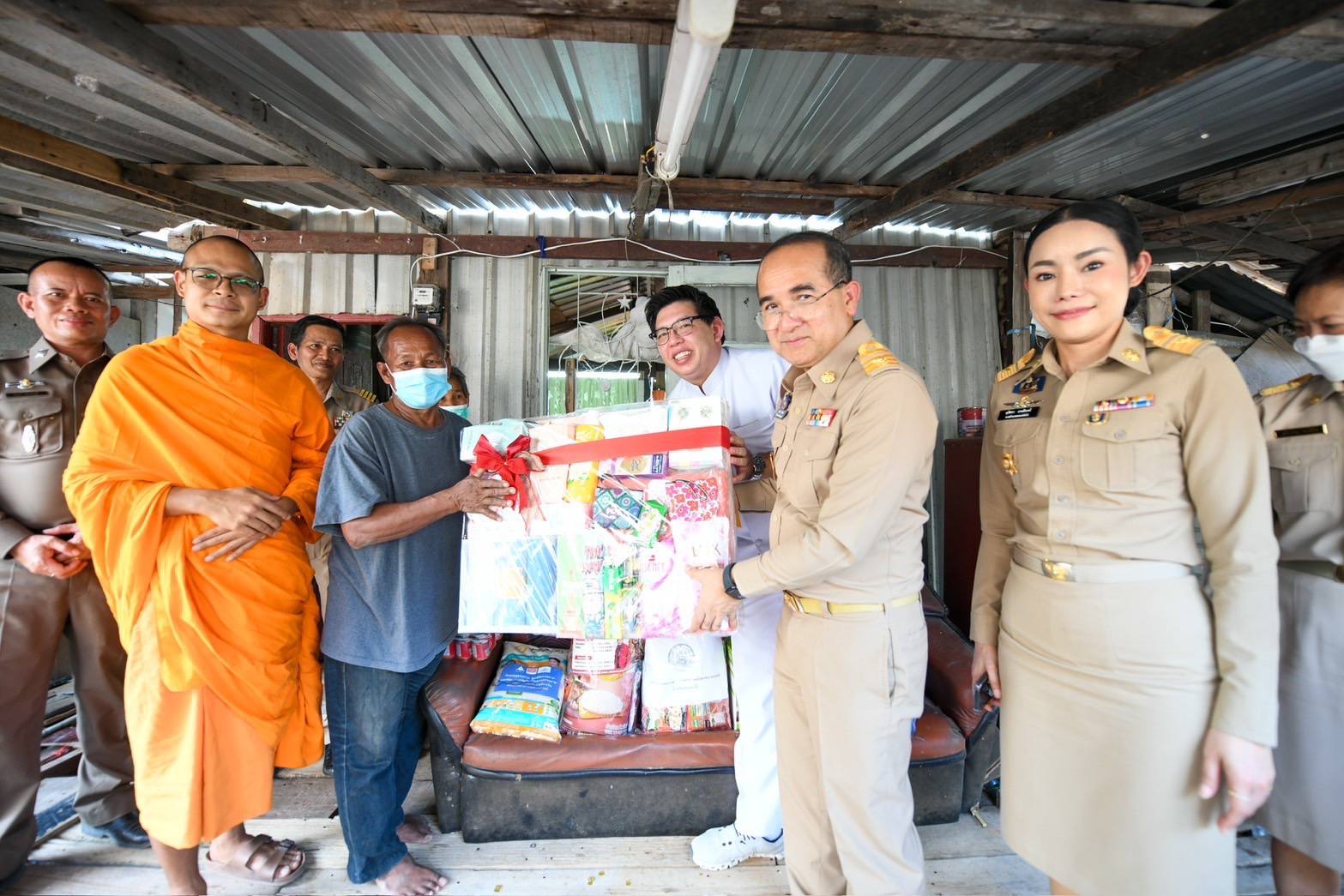 ผู้ว่าฯ ปทุม ลงพื้นที่ช่วยกลุ่มเปราะบาง บำบัดทุกข์ บำรุงสุข ดูแลผู้ยากไร้