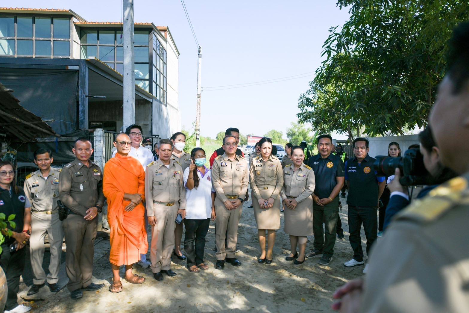 ผู้ว่าฯ ปทุม ลงพื้นที่ช่วยกลุ่มเปราะบาง บำบัดทุกข์ บำรุงสุข ดูแลผู้ยากไร้
