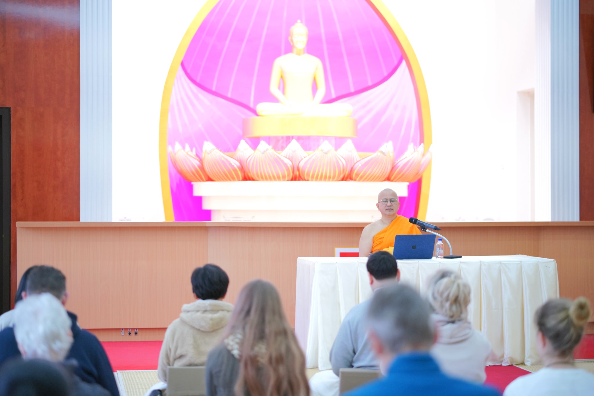 วัดพระธรรมกายเบอร์ลิน จัดปฏิบัติธรรมชาวท้องถิ่น