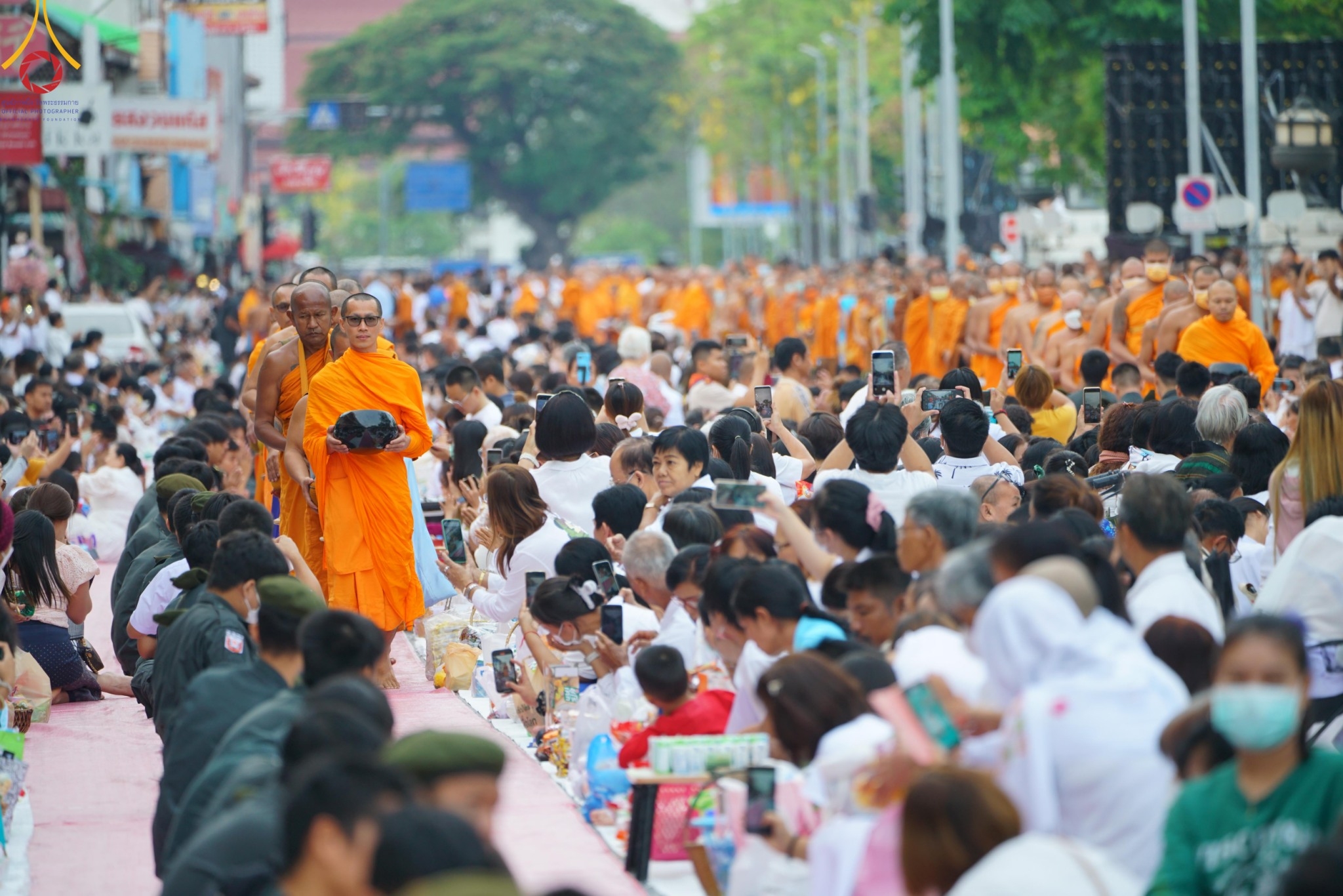 ตักบาตรพระ 10,000 รูป  ฉลอง 557 ปี เมืองนครราชสีมา