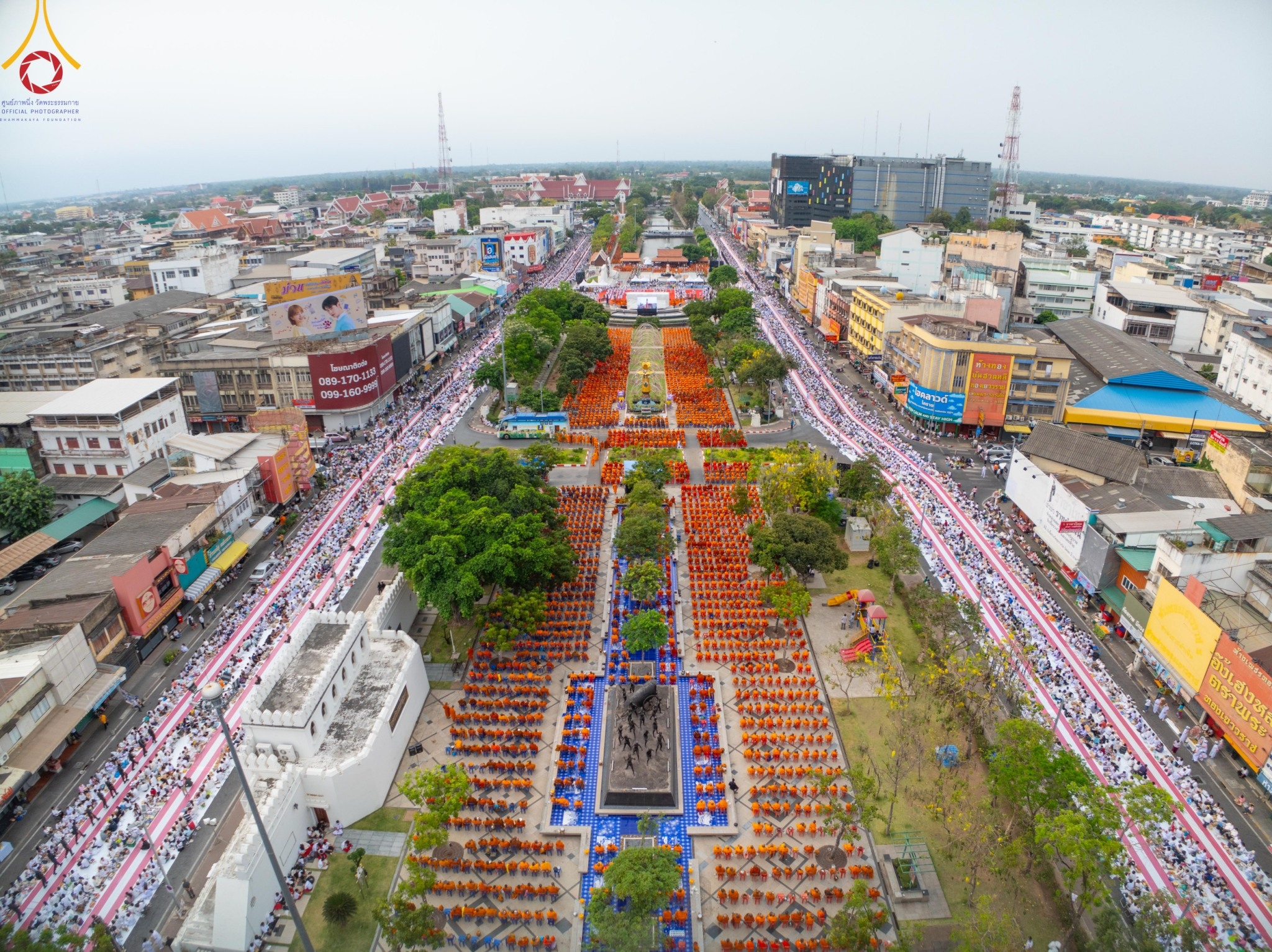 ตักบาตรพระ 10,000 รูป ฉลอง 557 ปี เมืองนครราชสีมา