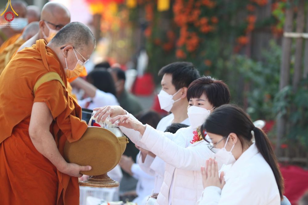 ตักบาตรพระ 1,000 รูป  ณ วัดห้วยตองสัก จ.เชียงใหม่