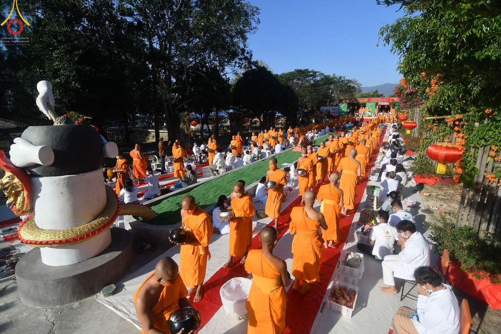 ตักบาตรพระ 1,000 รูป  ณ วัดห้วยตองสัก จ.เชียงใหม่