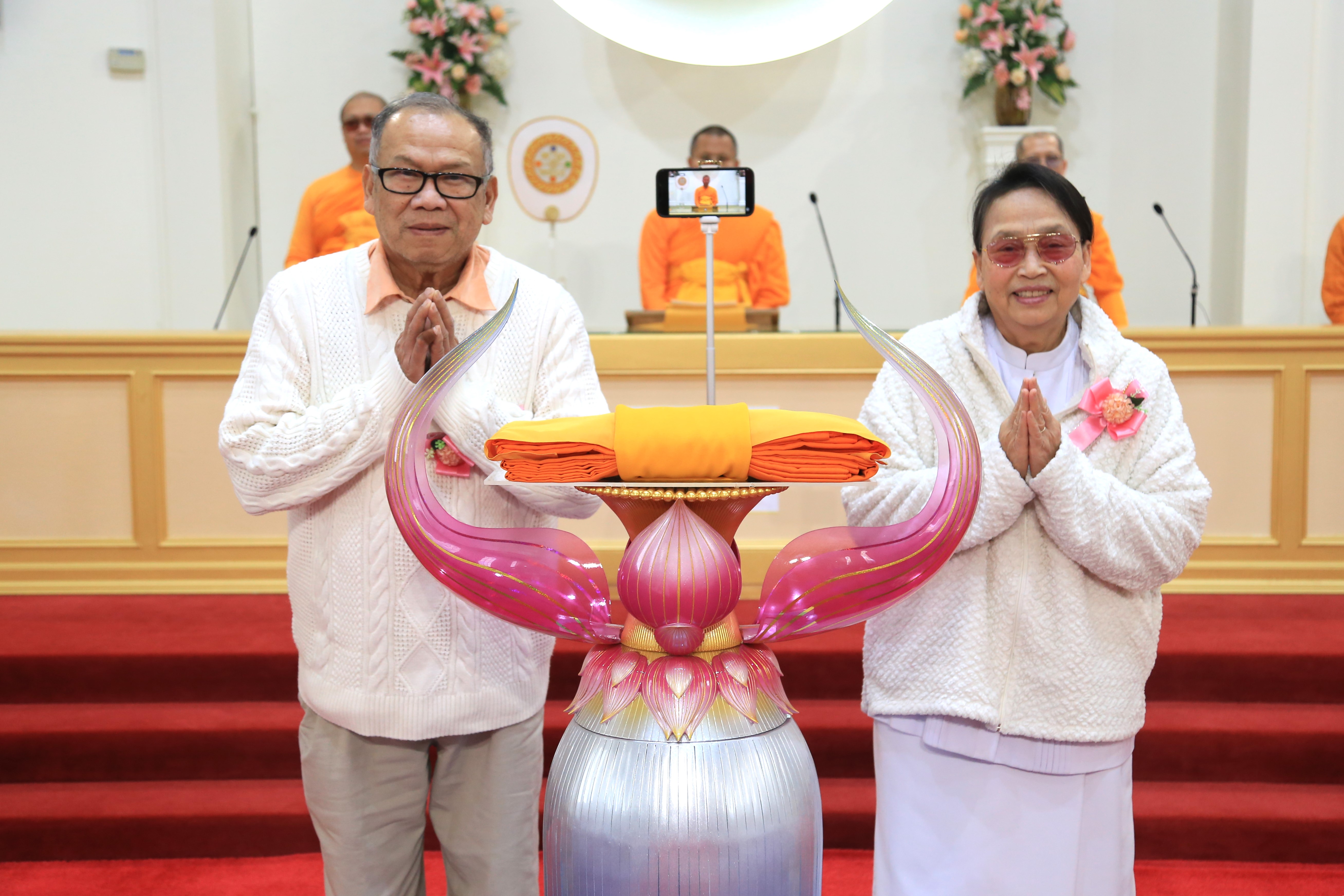 วัดพระธรรมกายออเรกอน จัดพิธีทอดผ้าป่าบำรุงวัด