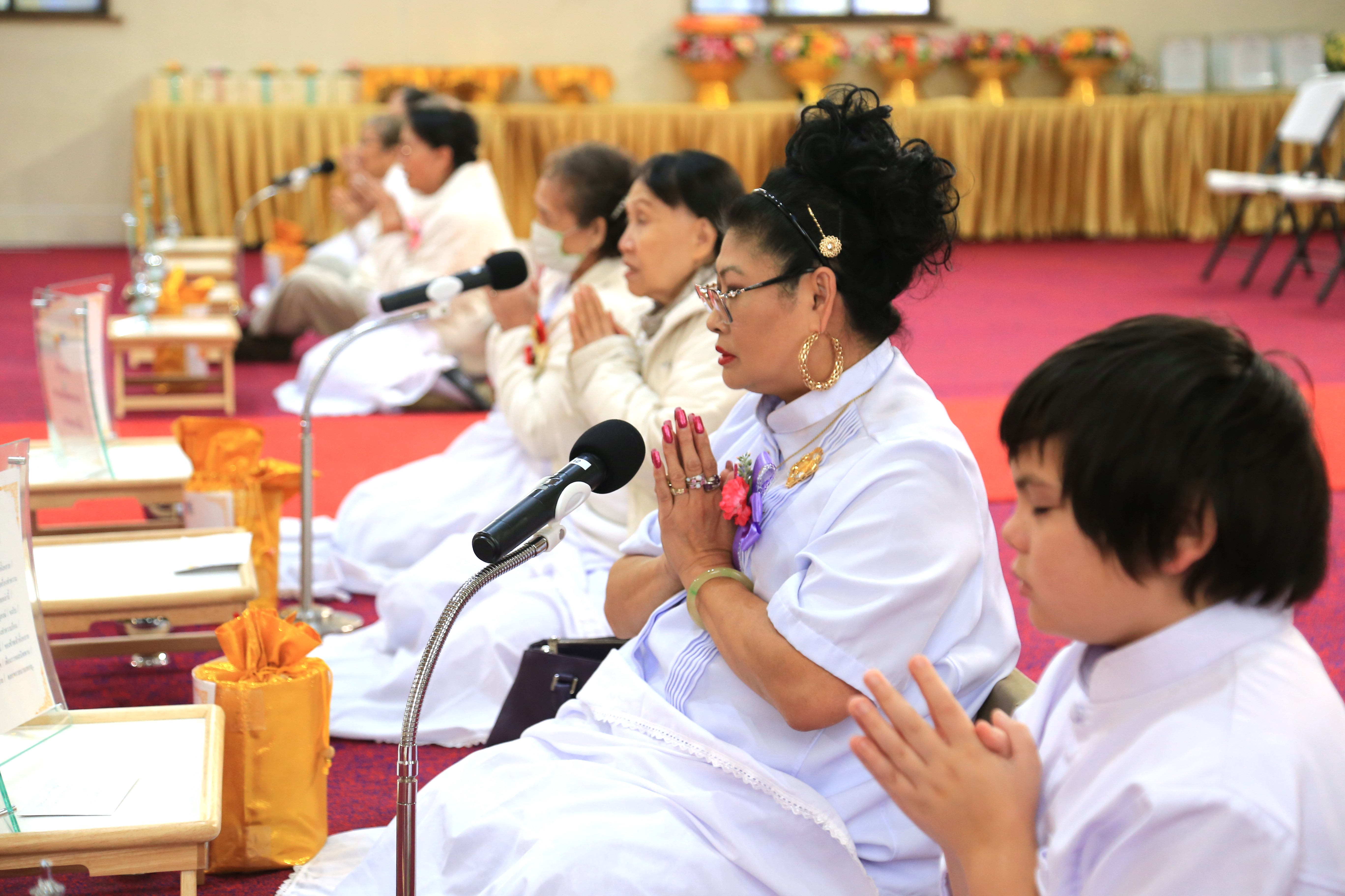 วัดพระธรรมกายออเรกอน จัดพิธีทอดผ้าป่าบำรุงวัด