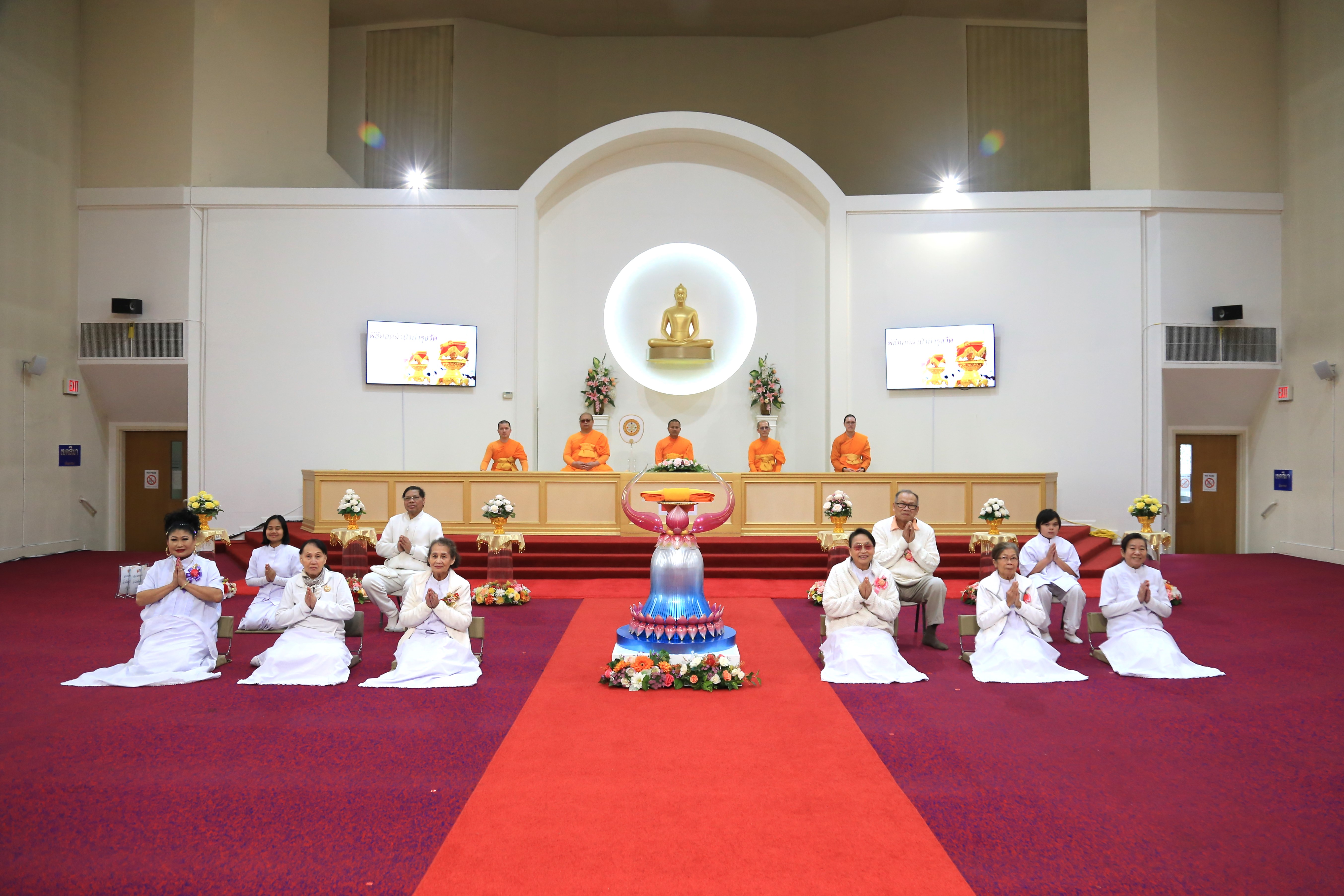 วัดพระธรรมกายออเรกอน จัดพิธีทอดผ้าป่าบำรุงวัด