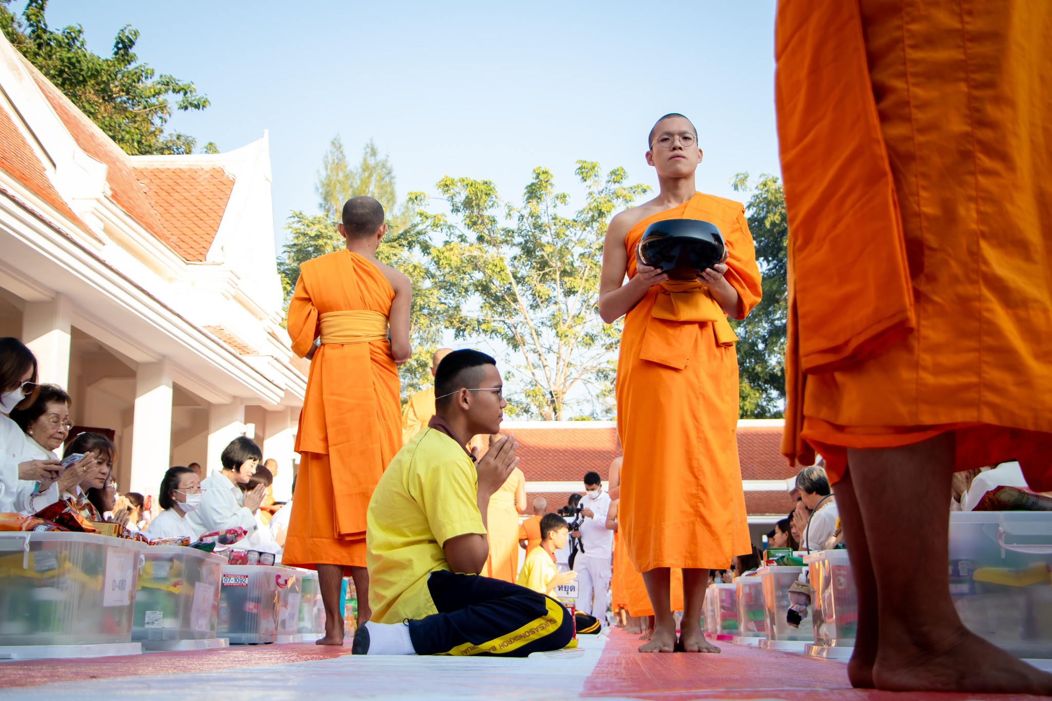 อาสาสมัครรับบุญงานตักบาตรพระธรรมยาตรา ณ จังหวัดนนทบุรี