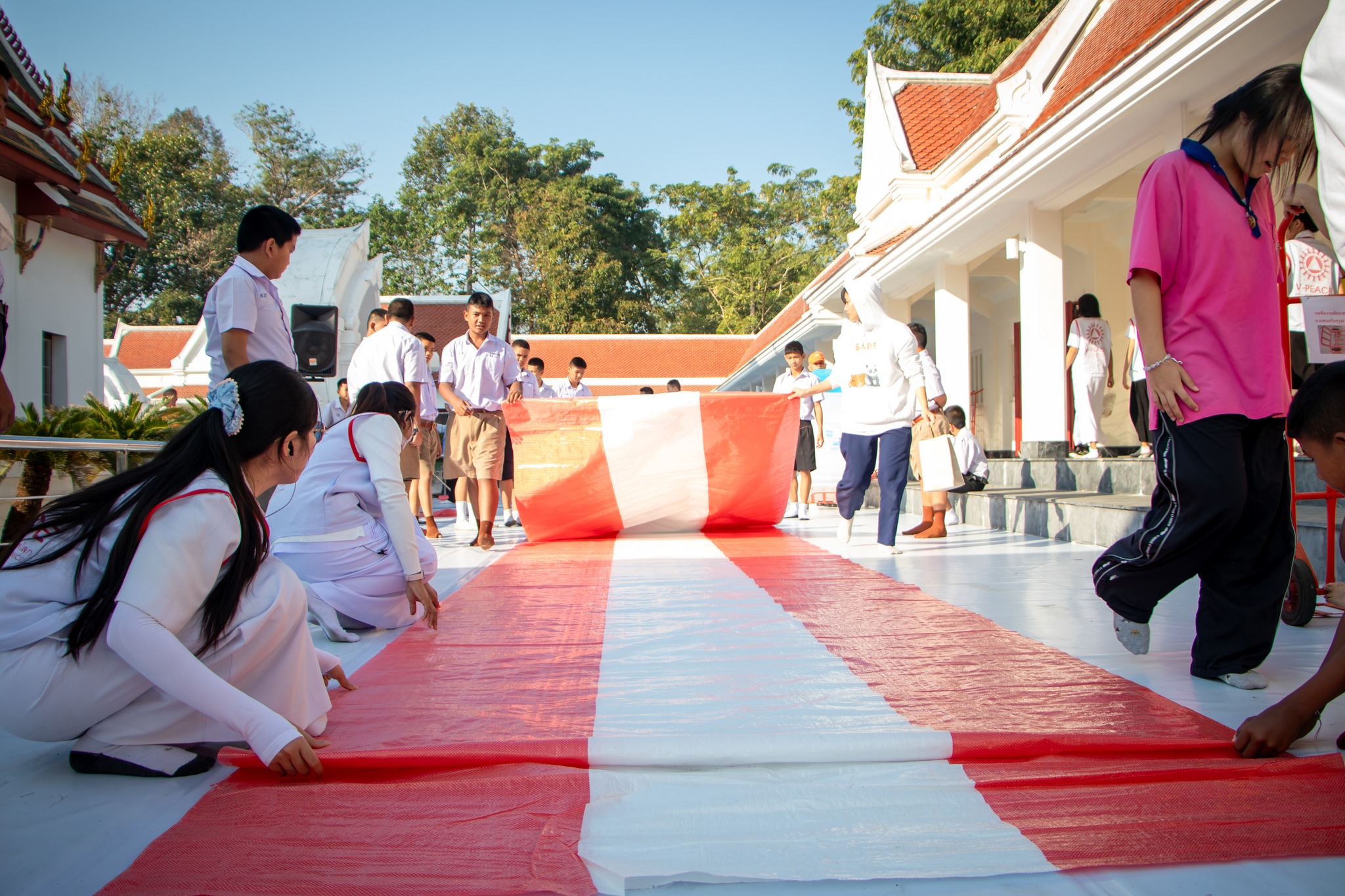 อาสาสมัครรับบุญงานตักบาตรพระธรรมยาตรา ณ จังหวัดนนทบุรี