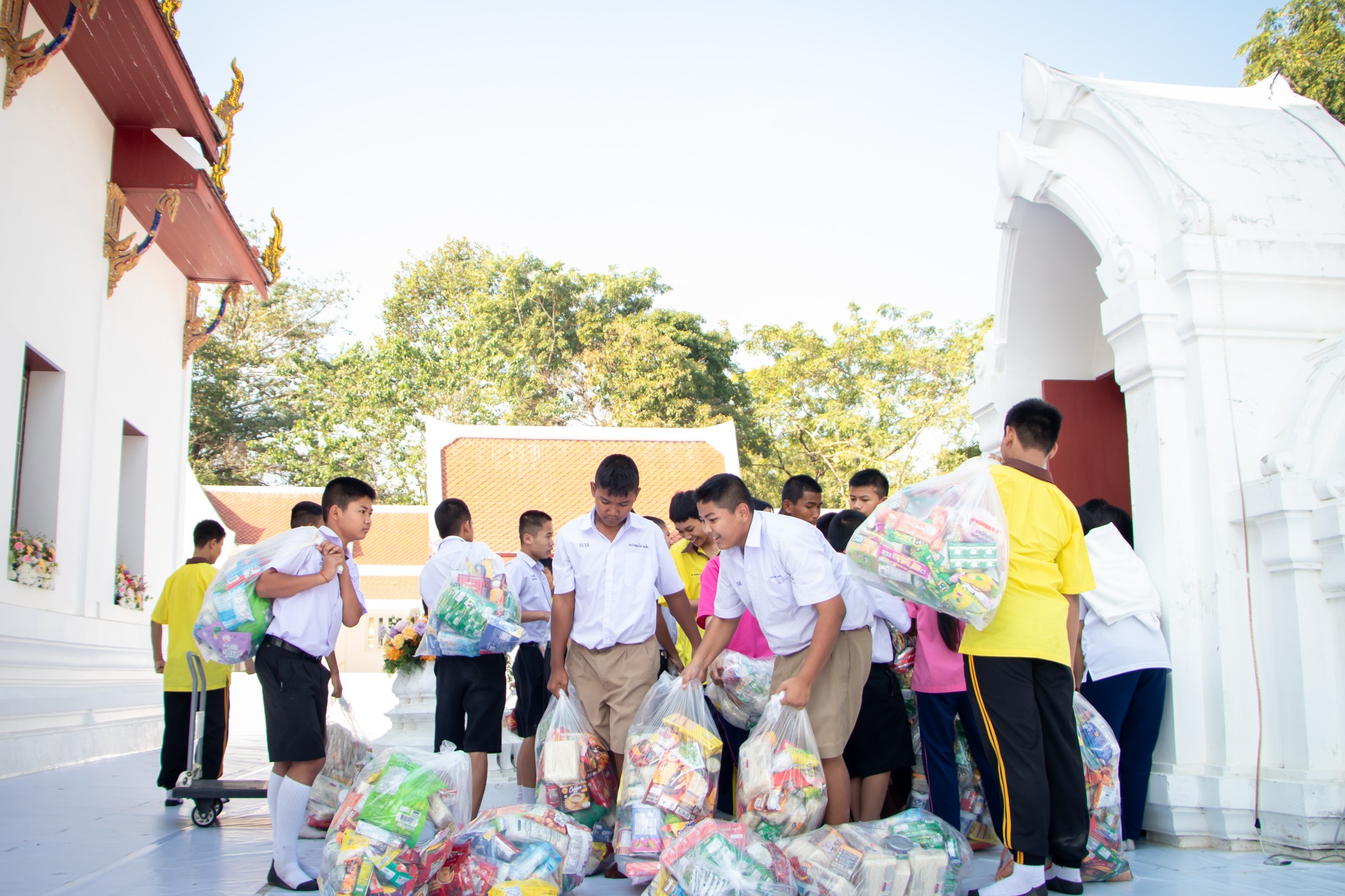 อาสาสมัครรับบุญงานตักบาตรพระธรรมยาตรา ณ จังหวัดนนทบุรี