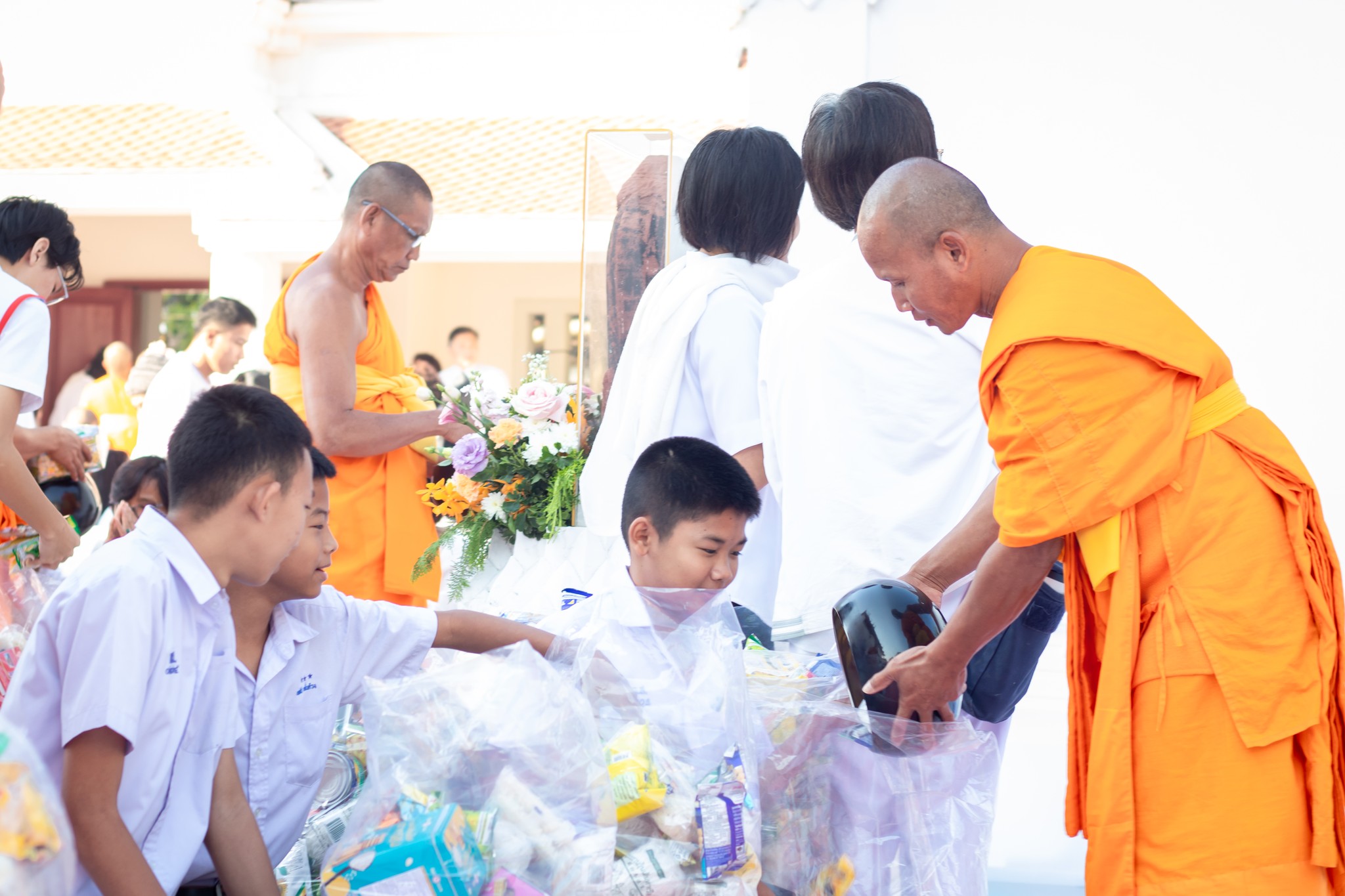 อาสาสมัครรับบุญงานตักบาตรพระธรรมยาตรา ณ จังหวัดนนทบุรี