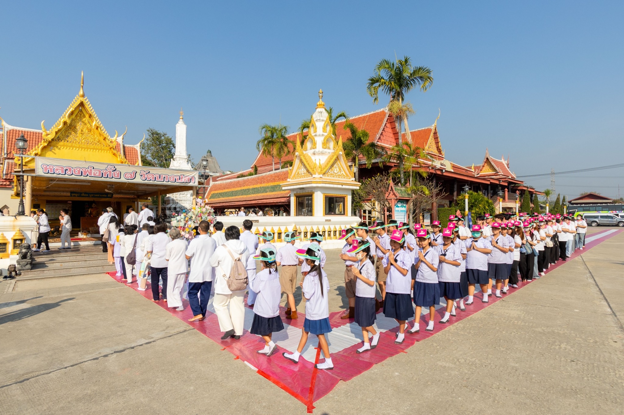 เด็กดี V-Star ร่วมพิธีทอดผ้าป่าโครงการธรรมยาตรา ปีที่13 จังหวัดนครปฐม