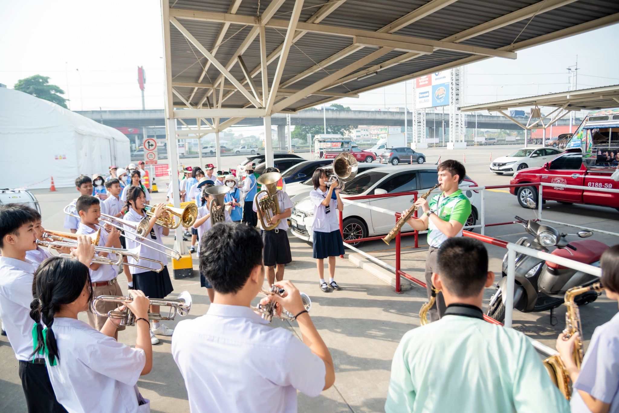 V-Marching Band ประชาสัมพันธ์แจ้งข่าวธรรมยาตรา ปีที่ 13 ณ บริเวณชุมชนรอบตลาดไอยรา จังหวัดปทุมธานี