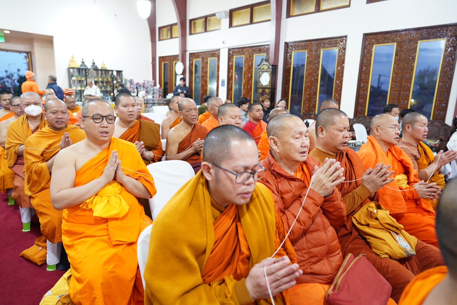 คณะสงฆ์วัดพระธรรมกายแคลิฟอร์เนีย ร่วมสวดมนต์แก่ผู้ประสบอัคคีภัย ในเมือง Los Angeles
