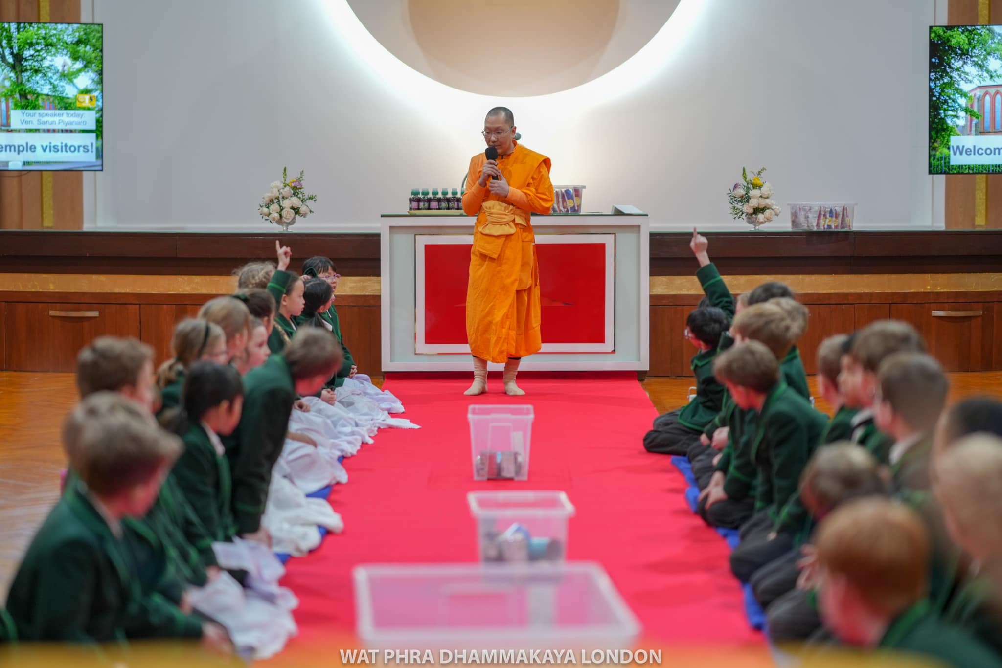 คณะครูและนักเรียน Aldro school มาเยี่ยมชมวัดพระธรรมกายลอนดอน