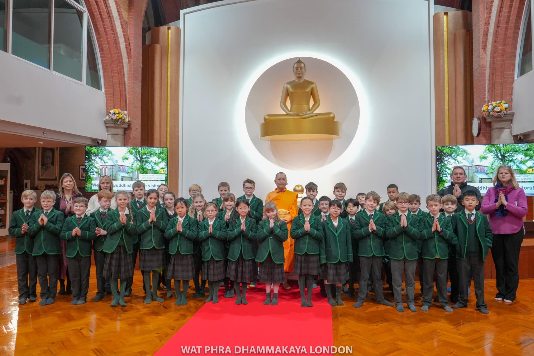 คณะครูและนักเรียน Aldro school มาเยี่ยมชมวัดพระธรรมกายลอนดอน