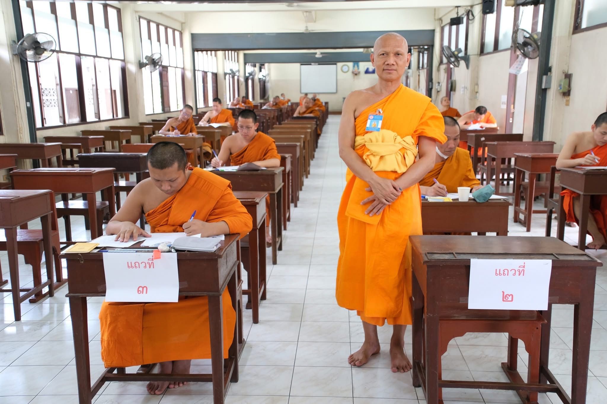 คณะสงฆ์วัดพระธรรมกาย ร่วมเป็นกรรมการคุมสอบบาลีเปรียญเอก สนามสอบวัดสามพระยา