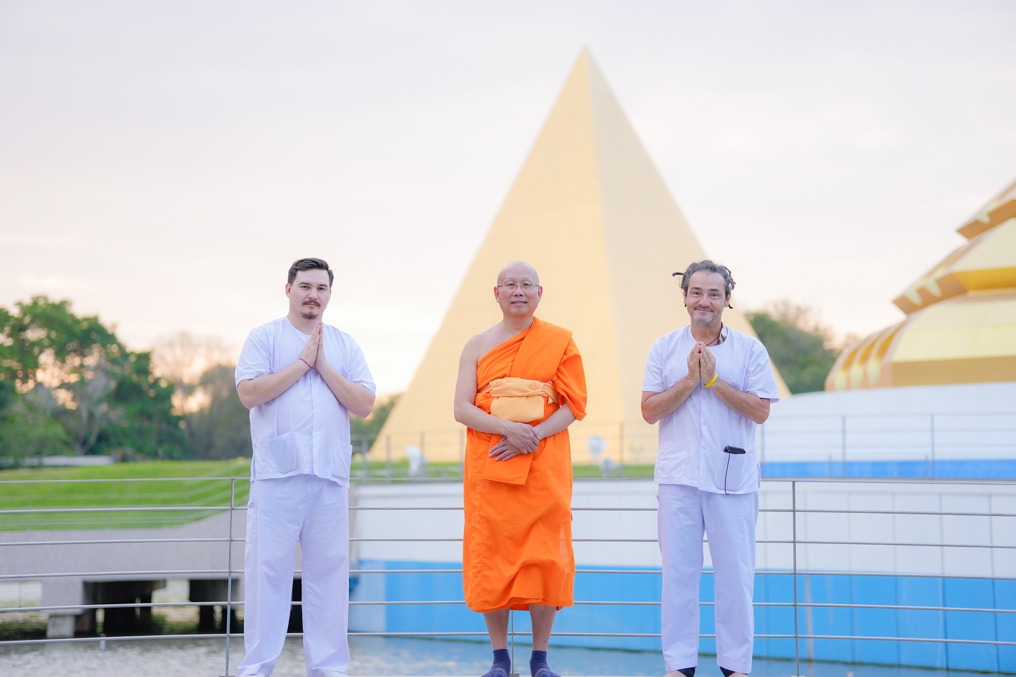 ชาวต่างชาติมาเยี่ยมวัดพระธรรมกาย จังหวัดปทุมธานี