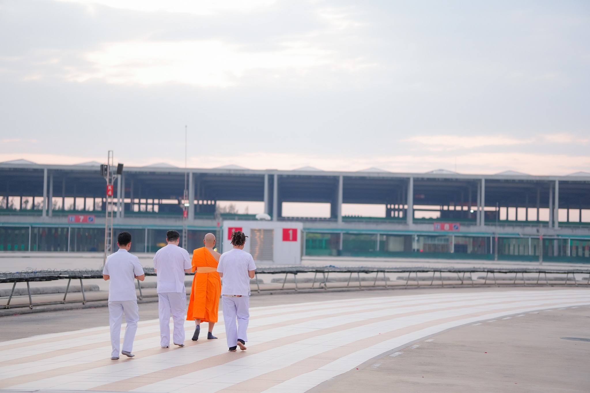 ชาวต่างชาติมาเยี่ยมวัดพระธรรมกาย จังหวัดปทุมธานี
