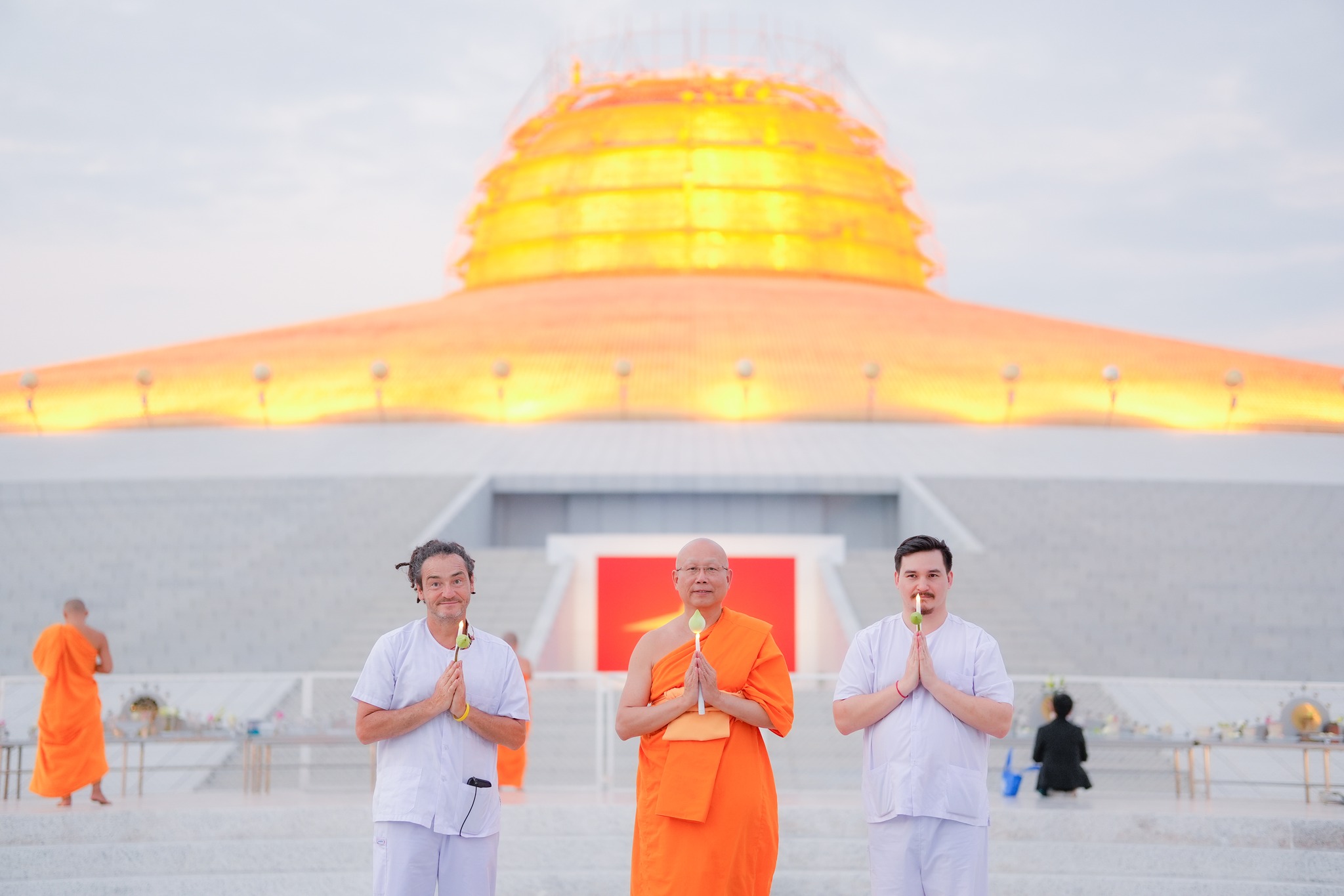 ชาวต่างชาติมาเยี่ยมวัดพระธรรมกาย จังหวัดปทุมธานี