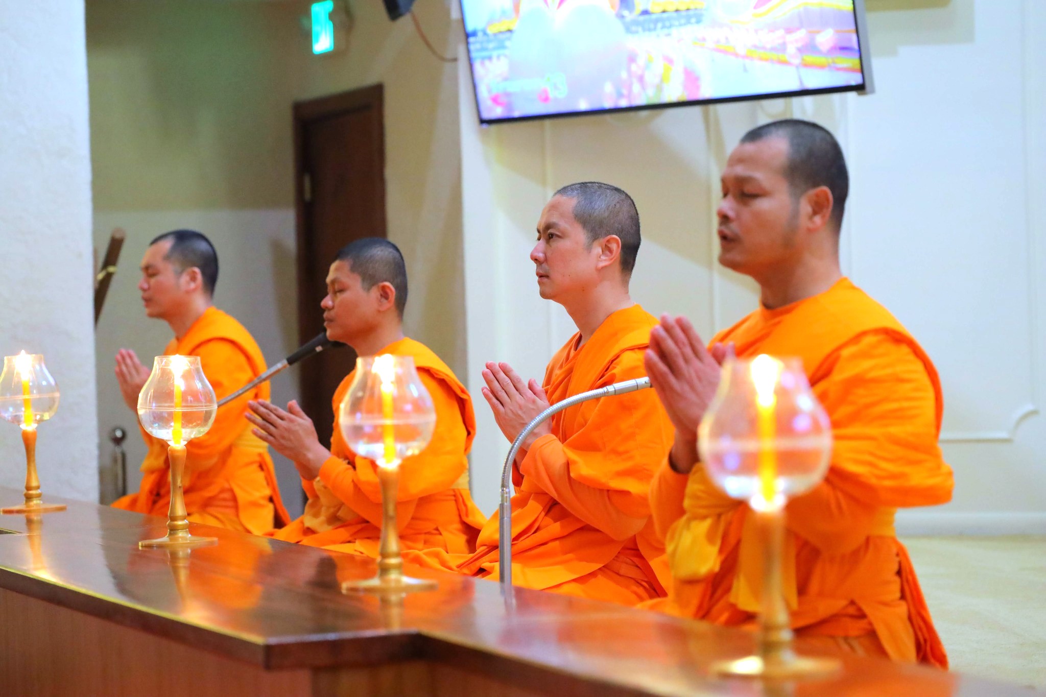 วัดพระธรรมกายแคนซัส จัดพิธีถวายกองบุญประทีปโคมไฟ