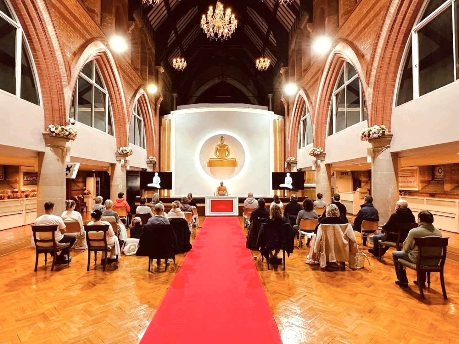 วัดพระธรรมกายลอนดอน จัดชั้นเรียนสมาธิเบื้องต้นสำหรับชุมชนท้องถิ่น